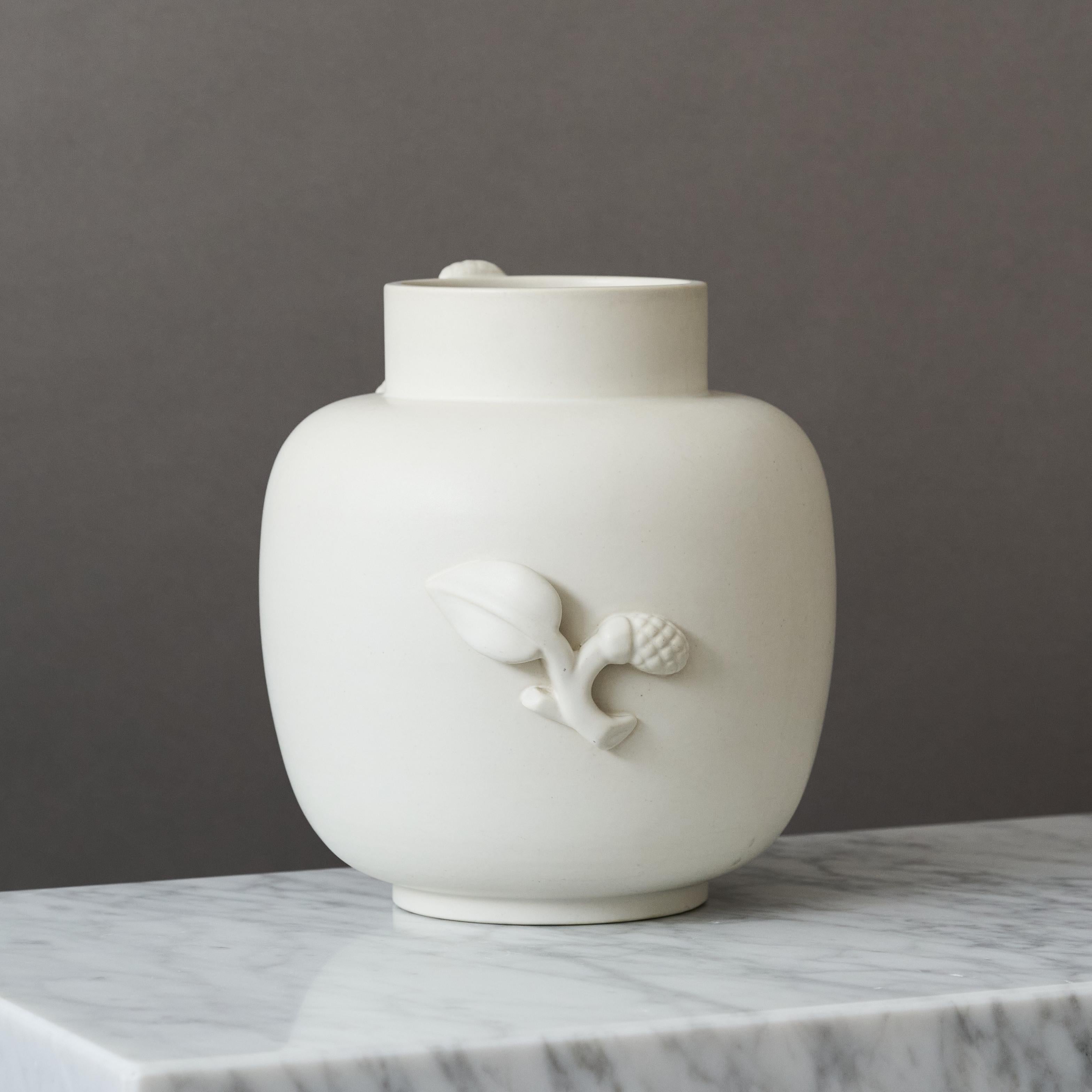 Ceramica Stupendo vaso bianco 'Carrara' di Wilhelm Kåge per Gustavsberg, Svezia, anni '30 in vendita