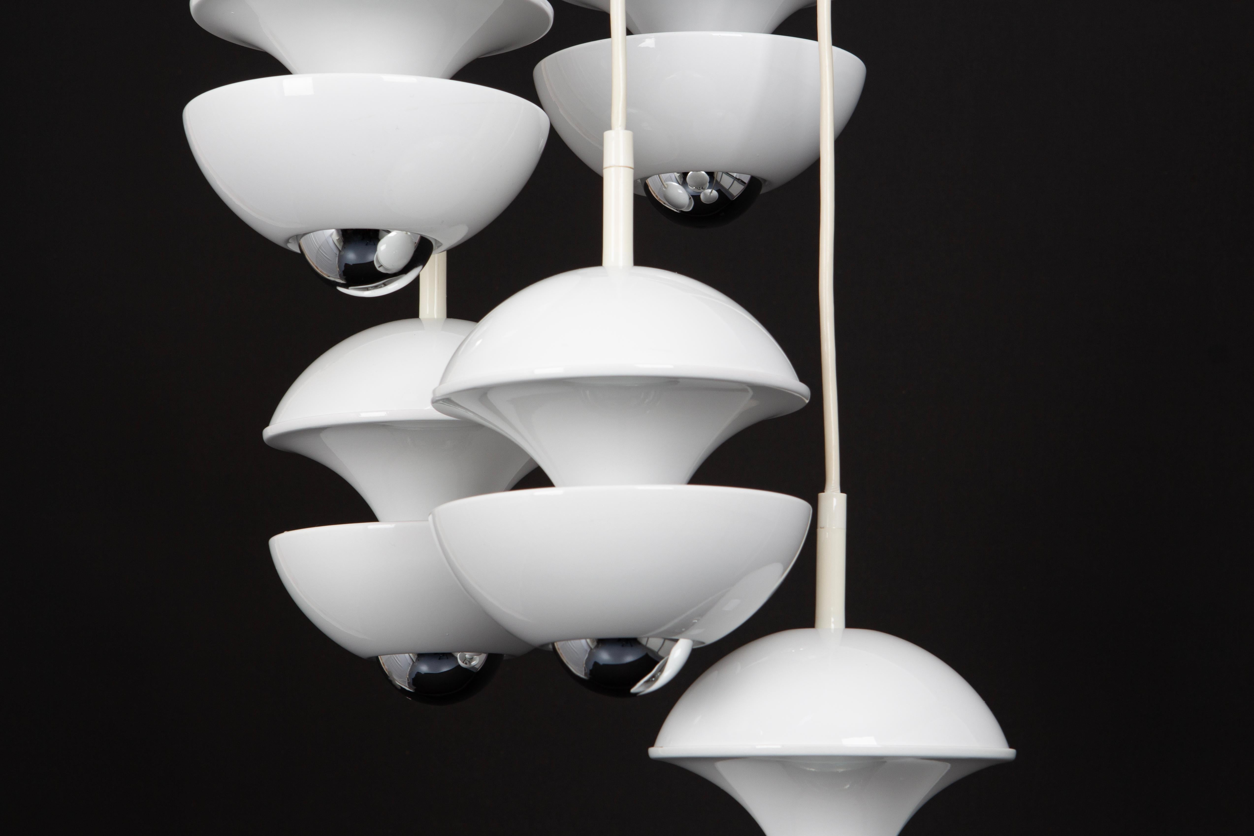 Splendidi ciondoli a cascata di design bianco di Kaiser, Germania, anni '70 in vendita 3