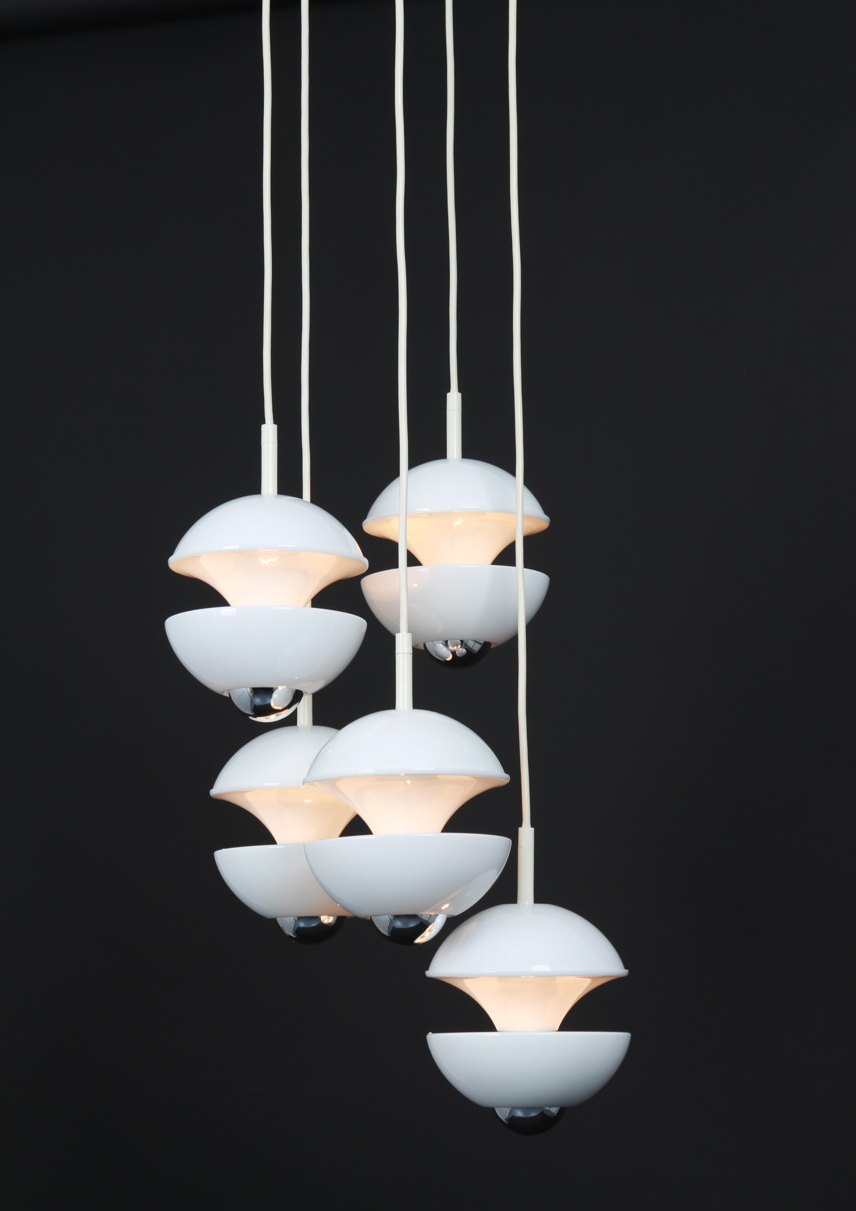 Splendidi ciondoli a cascata di design bianco di Kaiser, Germania, anni '70 in vendita 4