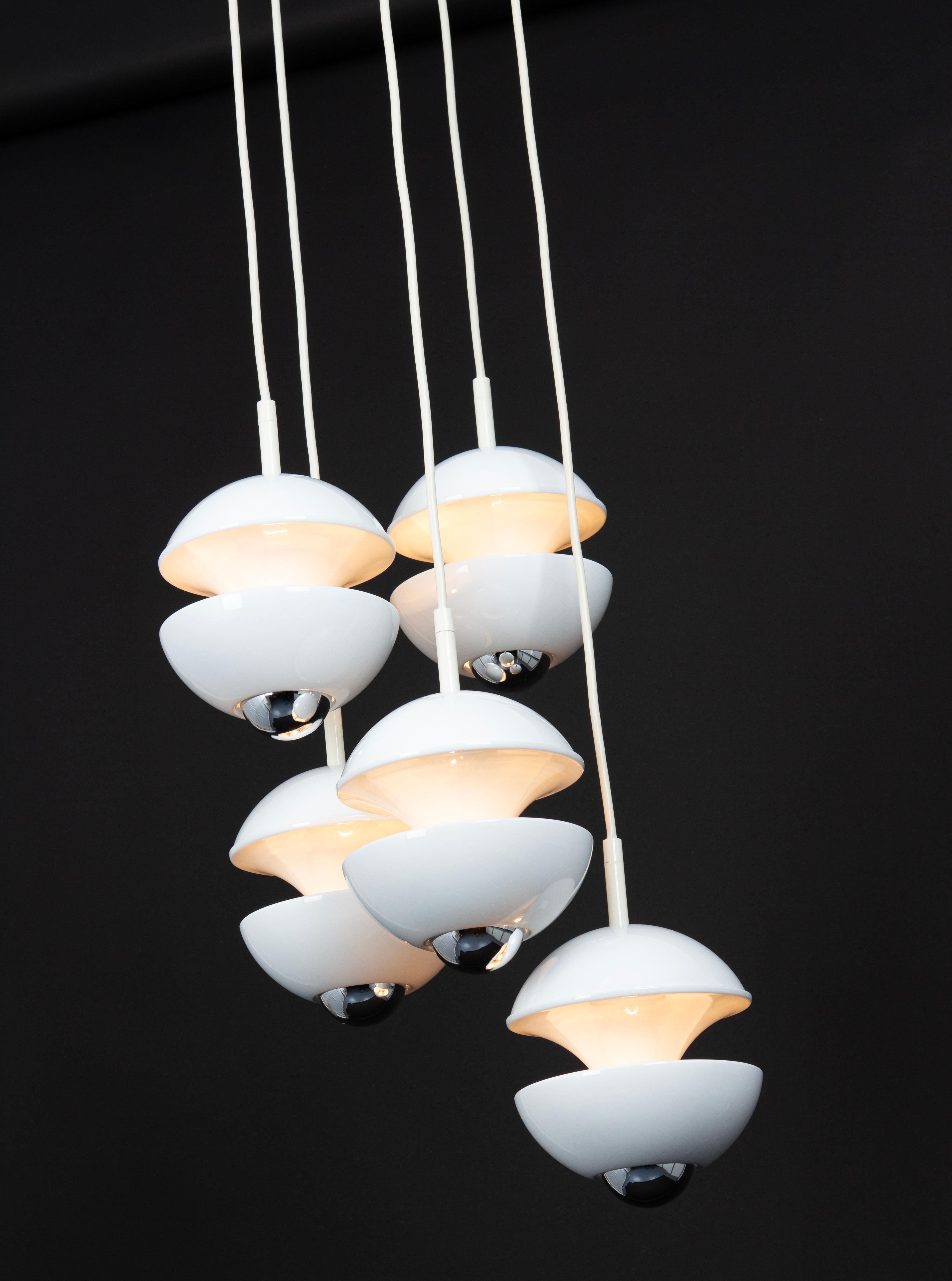Splendidi ciondoli a cascata di design bianco di Kaiser, Germania, anni '70 in vendita 5
