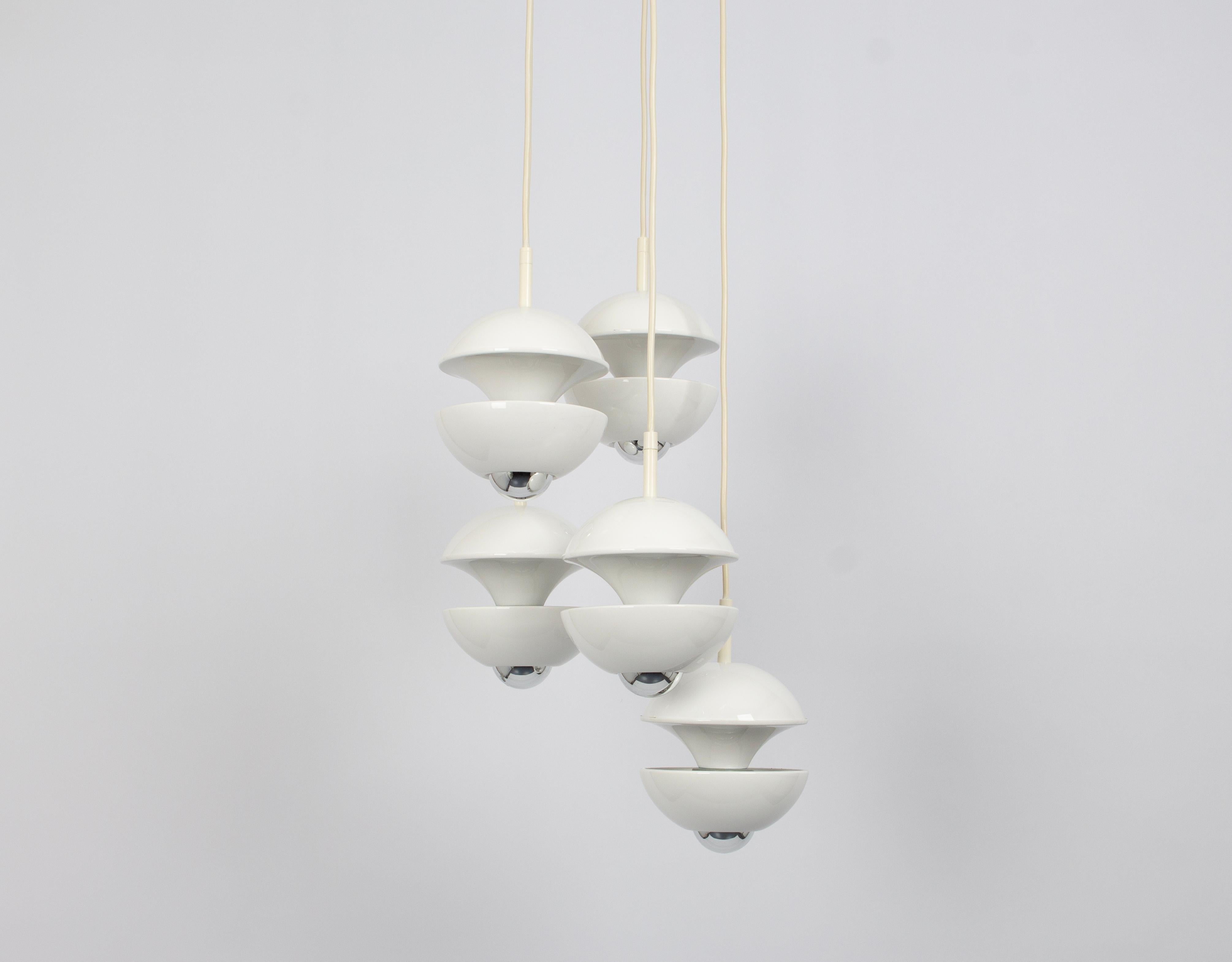 Un particolare ciondolo bianco a cascata realizzato da Kaiser Leuchten, Germania, anni '70.
Designer: Klaus Hempel
Una forma meravigliosa e un effetto di luce stupefacente.
Questo modello ha vinto il premio IF Product Design Award 1972.
Prese di