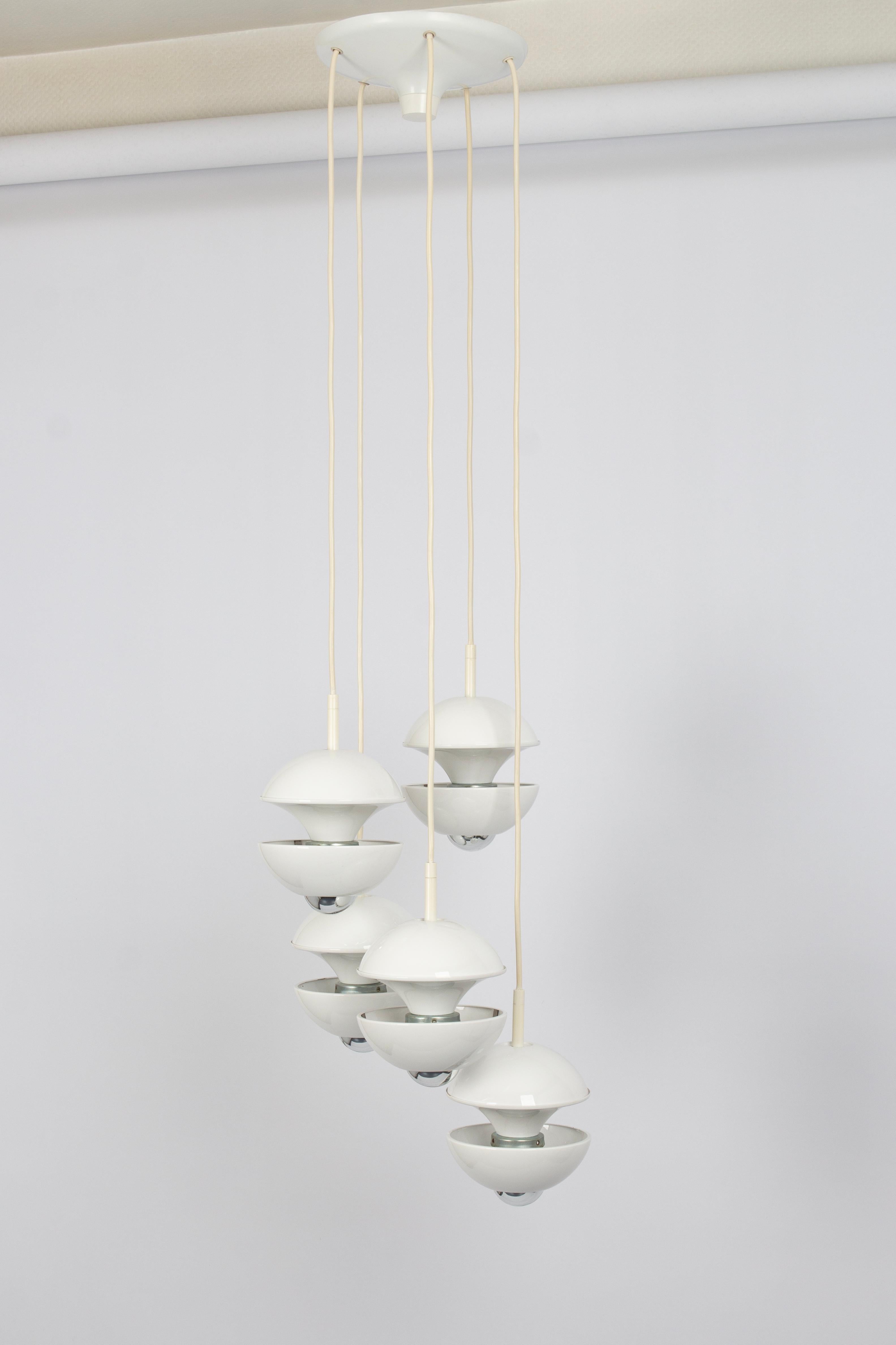 Mid-Century moderno Splendidi ciondoli a cascata di design bianco di Kaiser, Germania, anni '70 in vendita