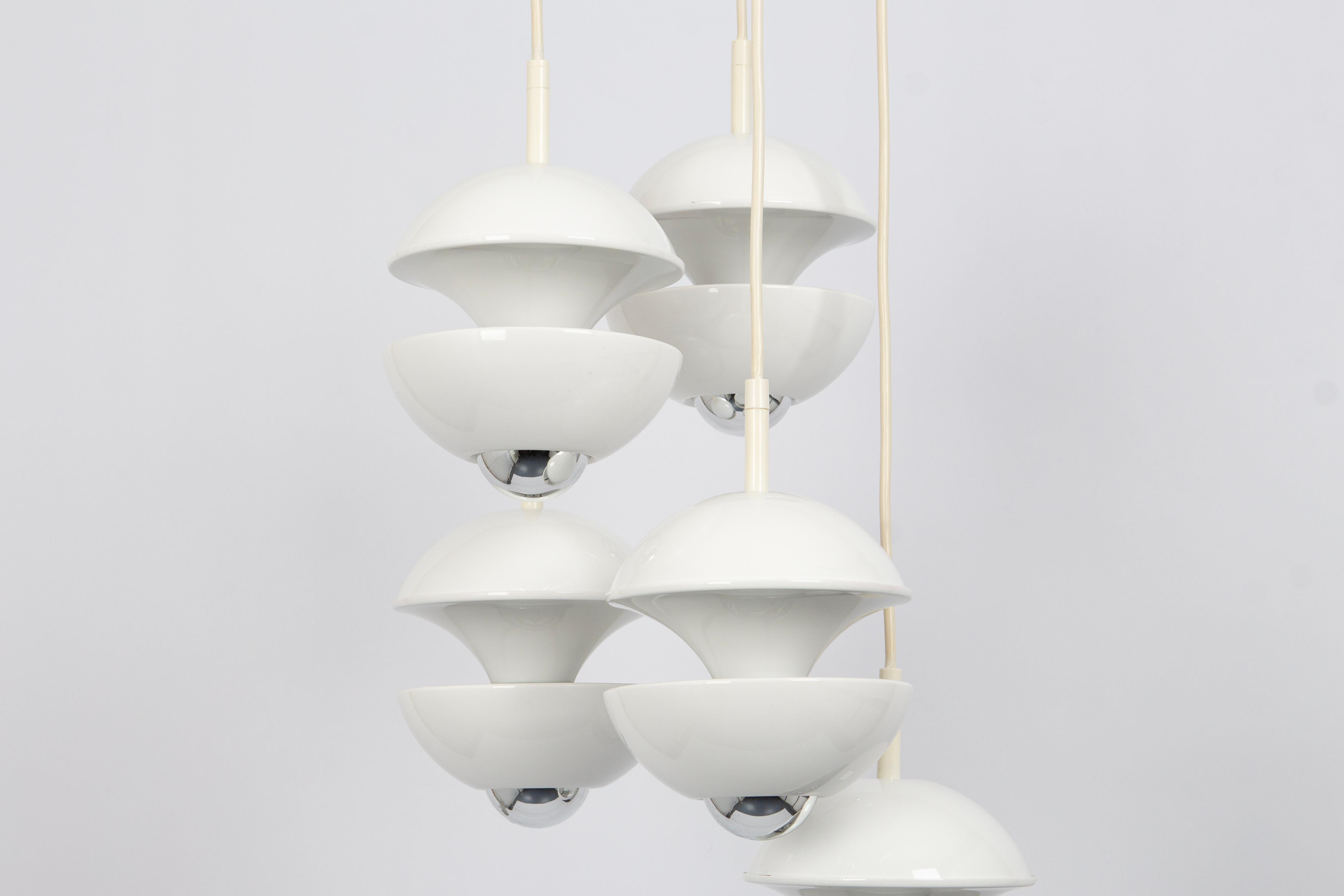 Tedesco Splendidi ciondoli a cascata di design bianco di Kaiser, Germania, anni '70 in vendita