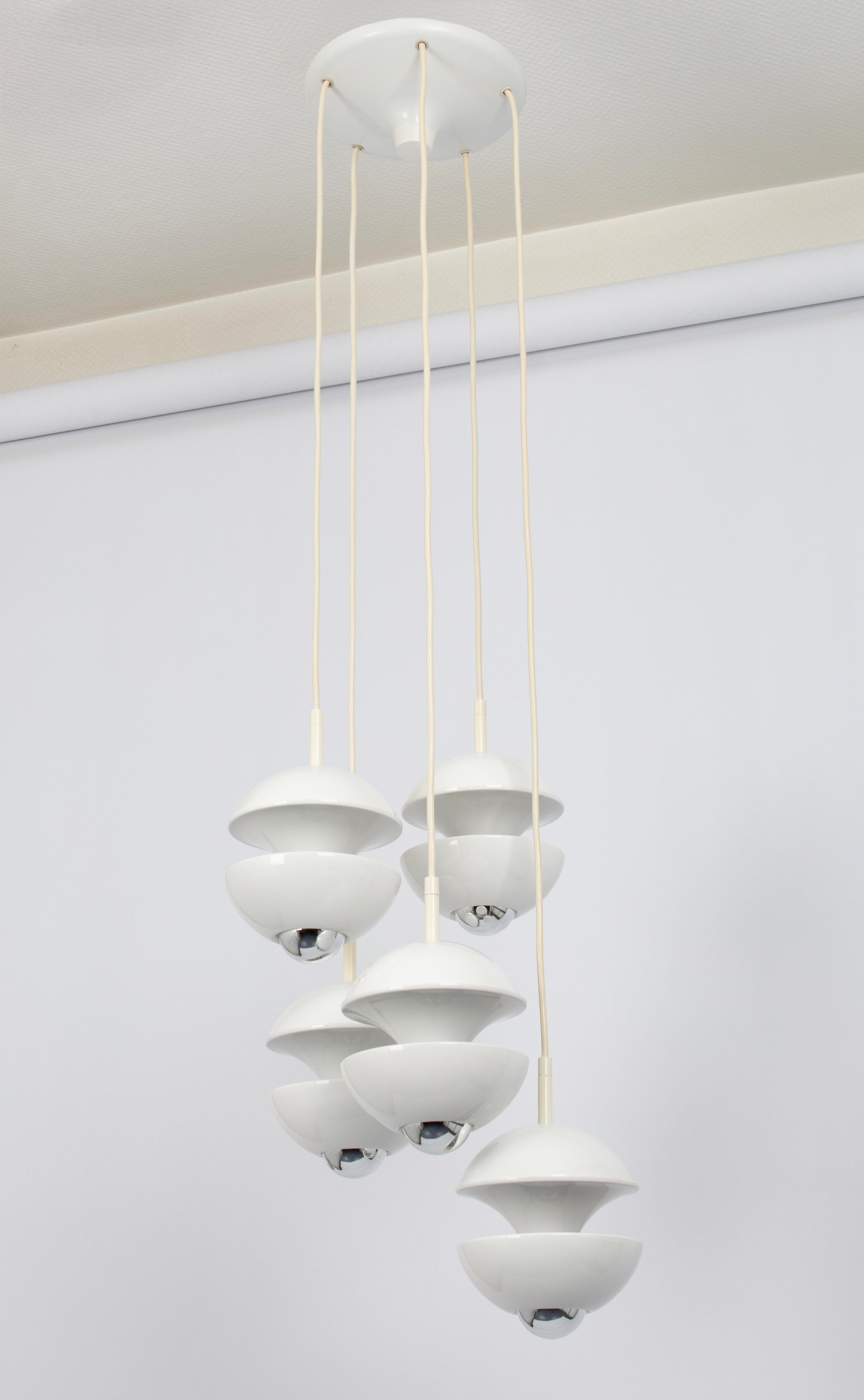 Splendidi ciondoli a cascata di design bianco di Kaiser, Germania, anni '70 In condizioni buone in vendita a Aachen, NRW