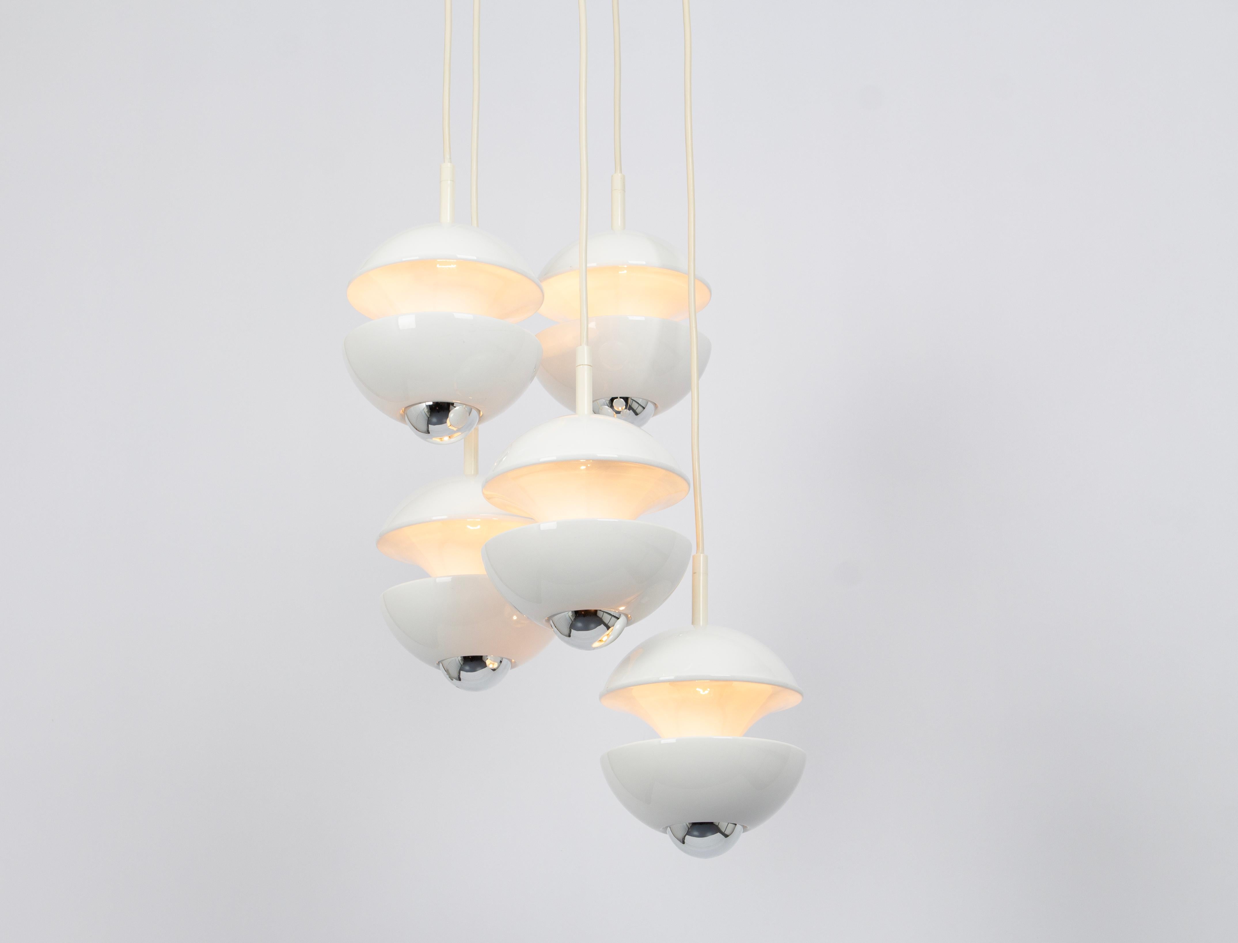 Fine XX secolo Splendidi ciondoli a cascata di design bianco di Kaiser, Germania, anni '70 in vendita