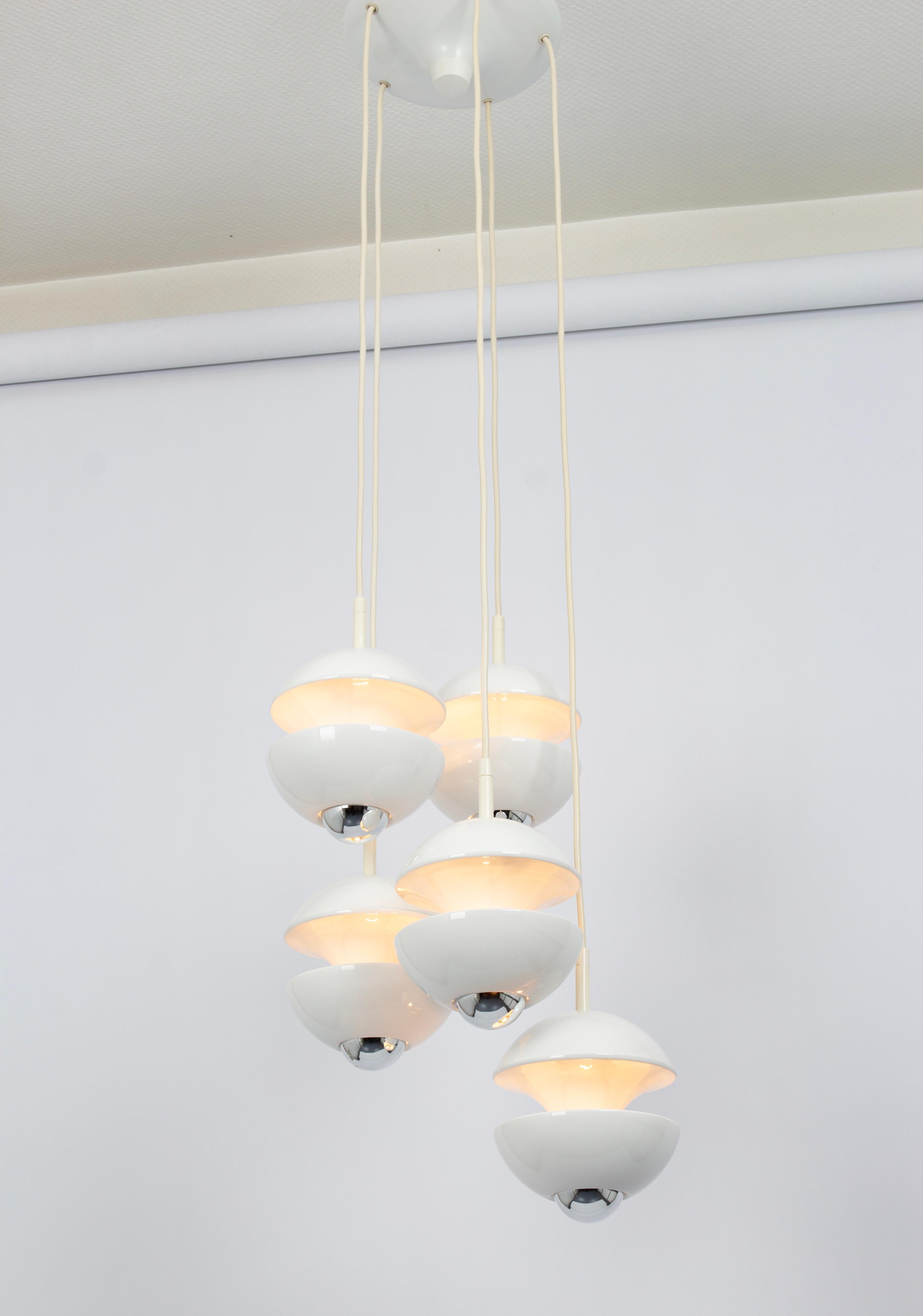 Metallo Splendidi ciondoli a cascata di design bianco di Kaiser, Germania, anni '70 in vendita
