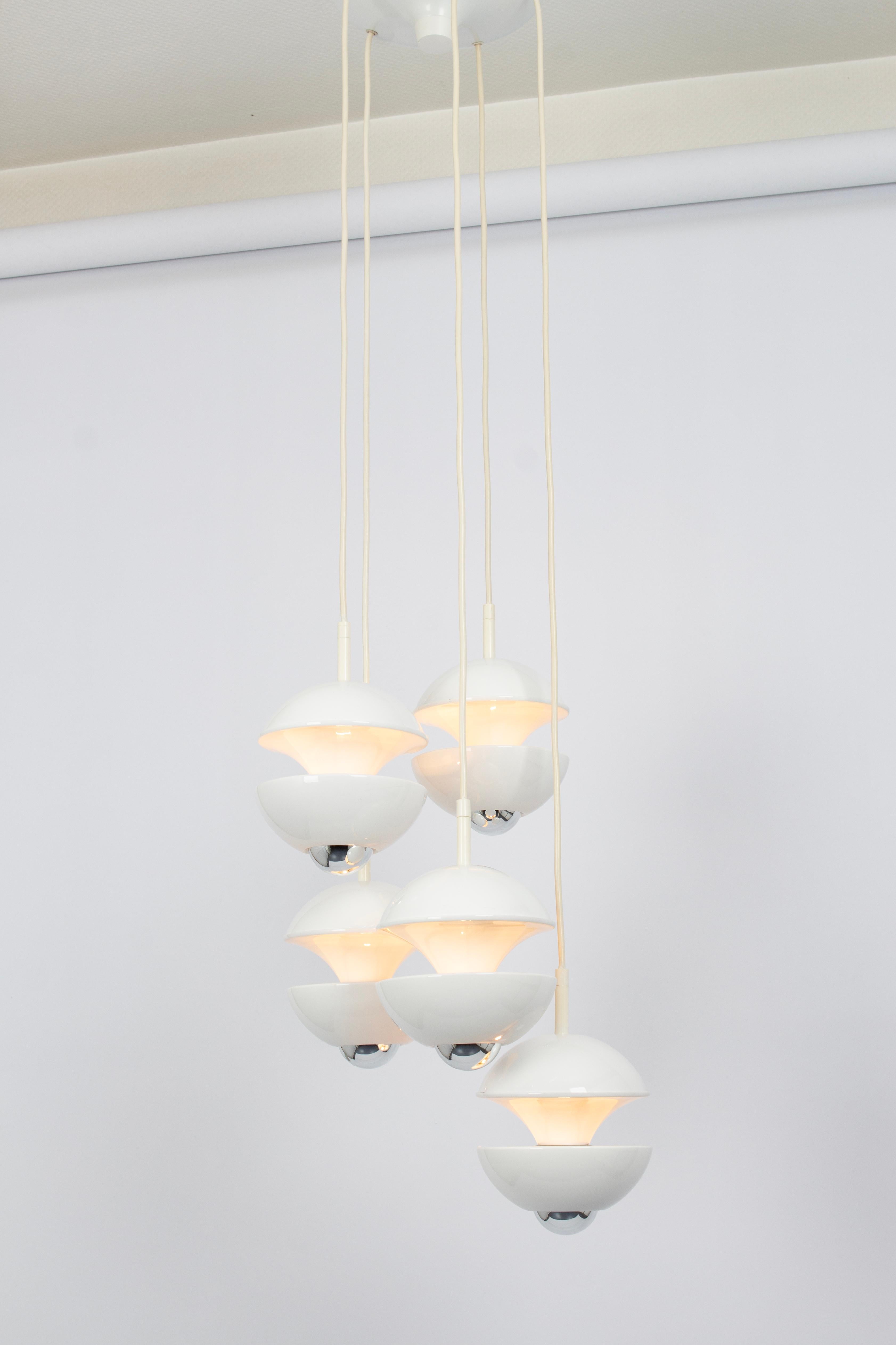 Splendidi ciondoli a cascata di design bianco di Kaiser, Germania, anni '70 in vendita 1