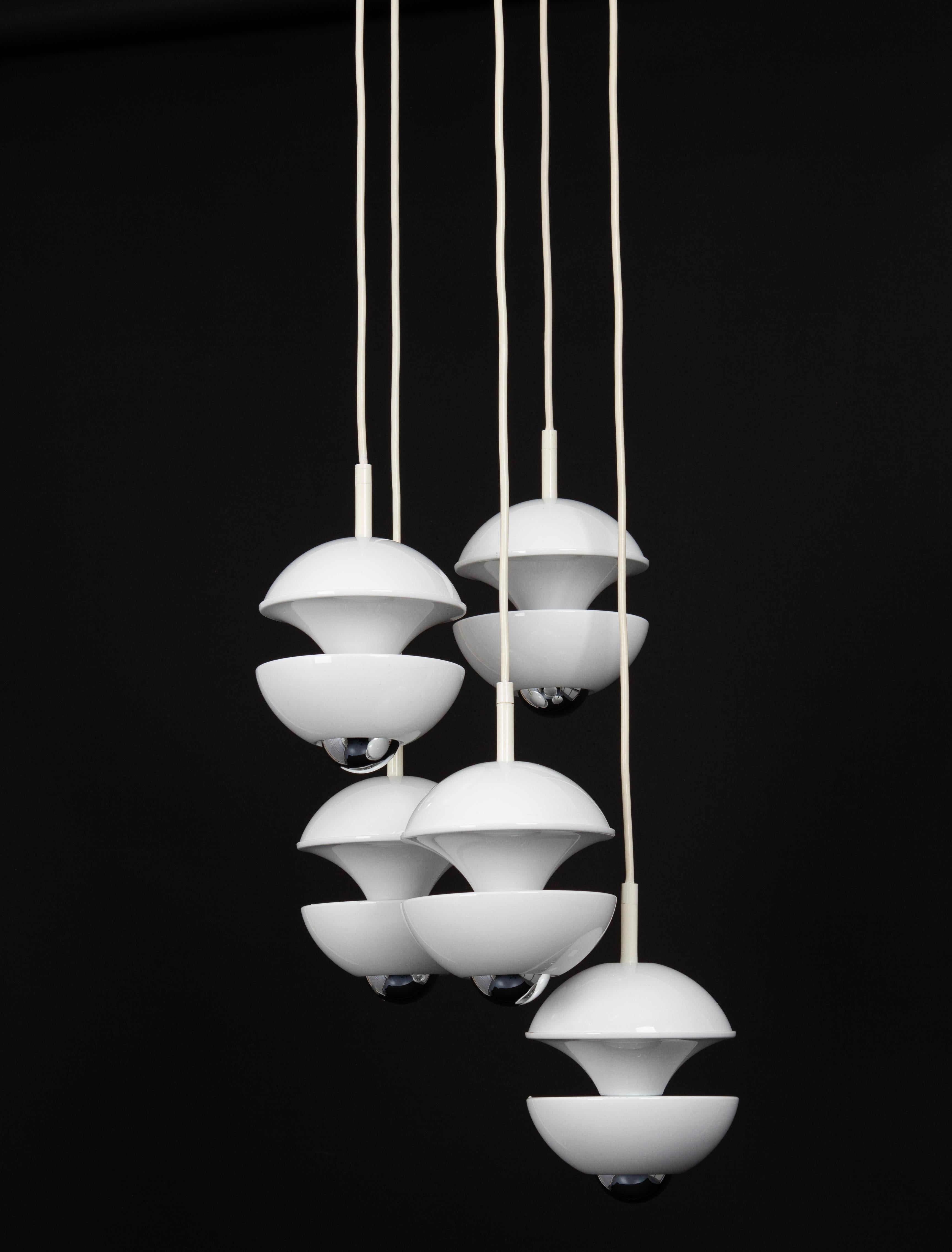 Splendidi ciondoli a cascata di design bianco di Kaiser, Germania, anni '70 in vendita 2