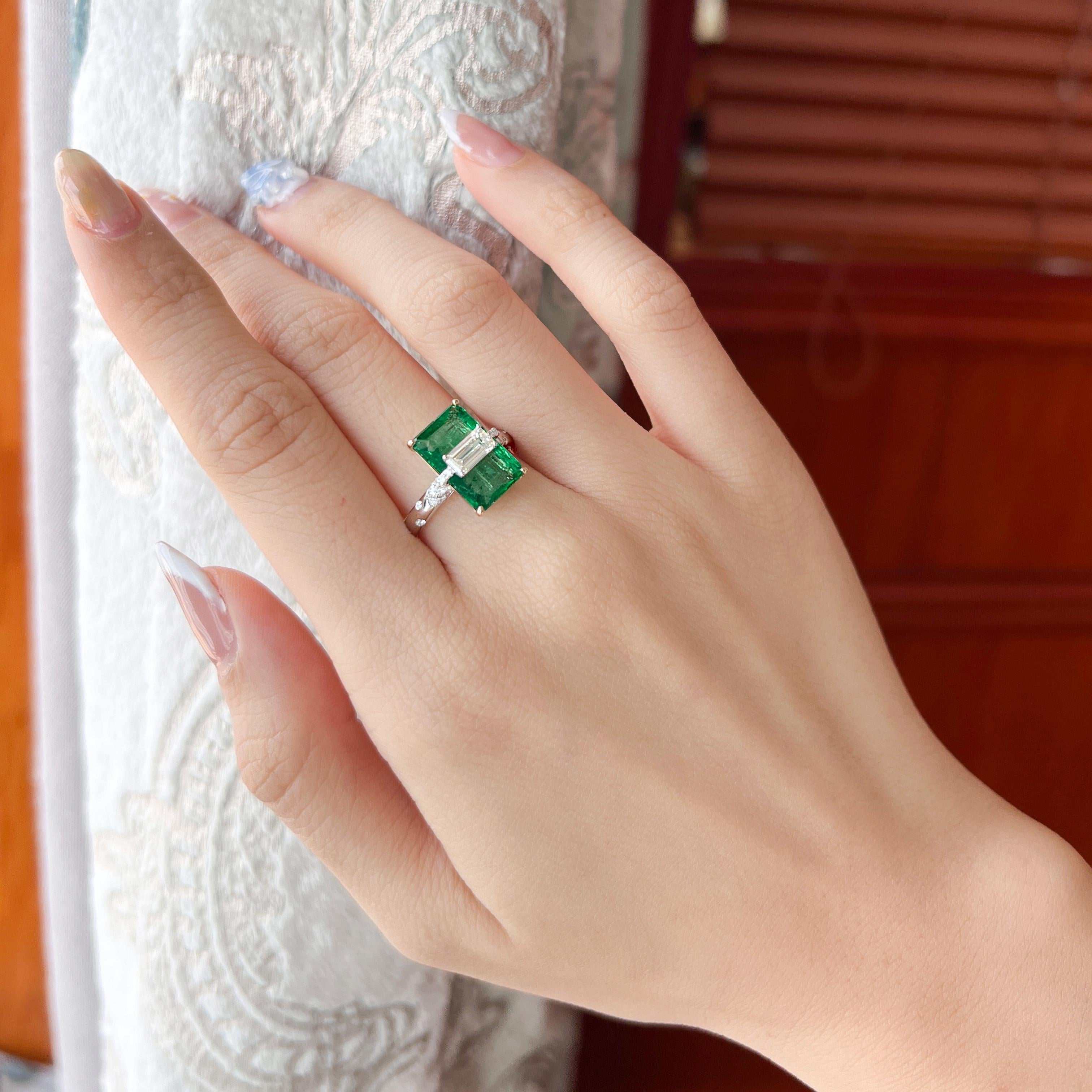 Women's or Men's Stunning White Diamond On 4.28 Carat Emerald ''Like A Crown'' 18K Ring For Sale