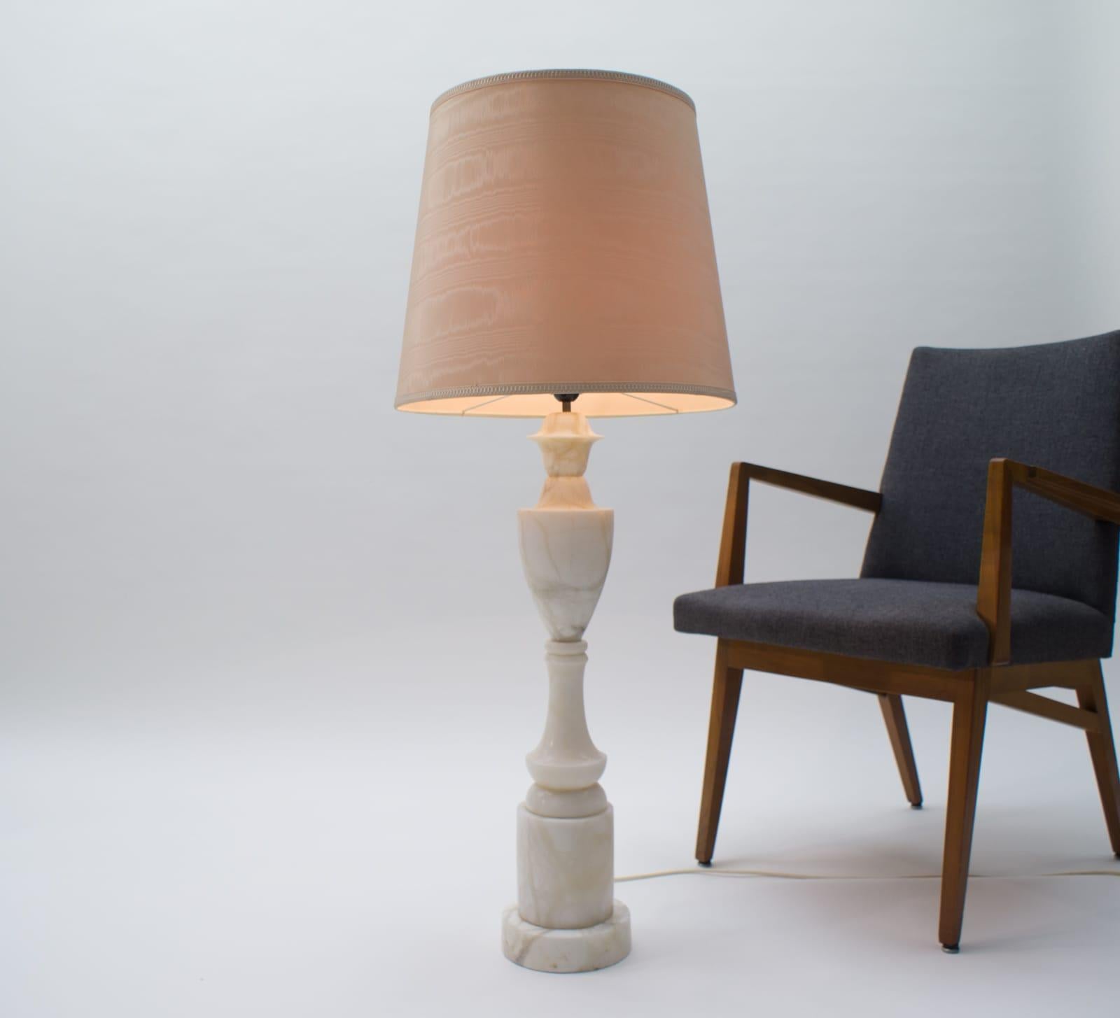 Avec un beau grain de marbre.

Belle veine. Dans la partie inférieure avec inclusions d'or

La lampe avec l'abat-jour présenté ici mesure 120 cm de haut, le pied de la lampe seul mesure 83 cm.

La lampe est proposée sans l'abat-jour.

Il y a