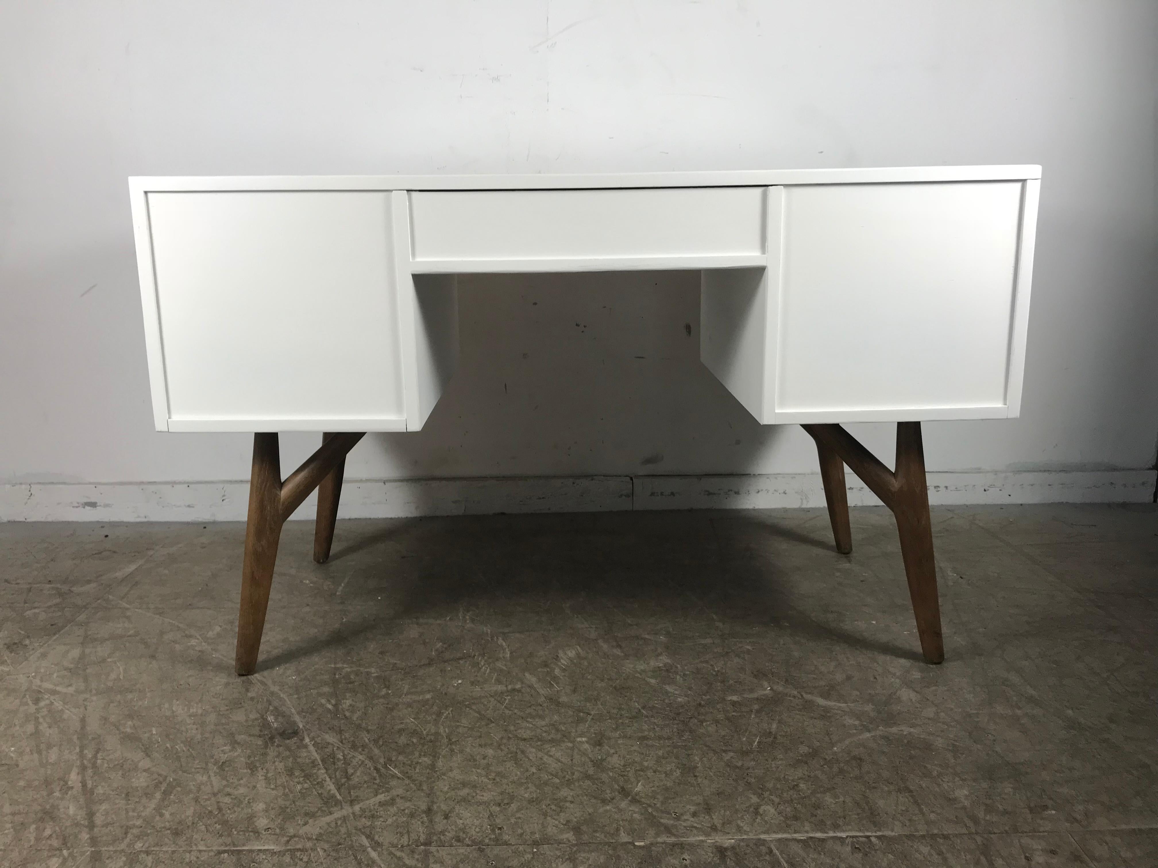 Custom 1950s white lacquer and oak desk designed by Jack Van der Molen for Jamestown Lounge. The sculptural form of this sleek desk makes it a highly functional, statement piece. Finish is lustrous, yet allows the distinct wood grain to show