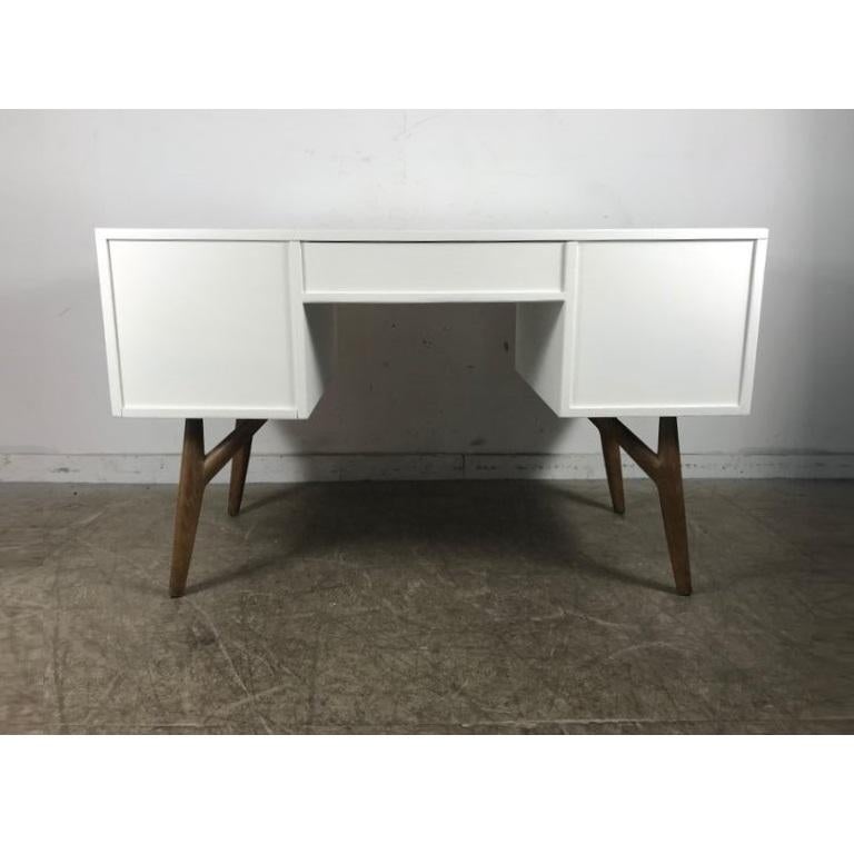 Mid-20th Century Stunning White Lacquer and Oak Desk by Jack Van der Molen for Jamestown Lounge