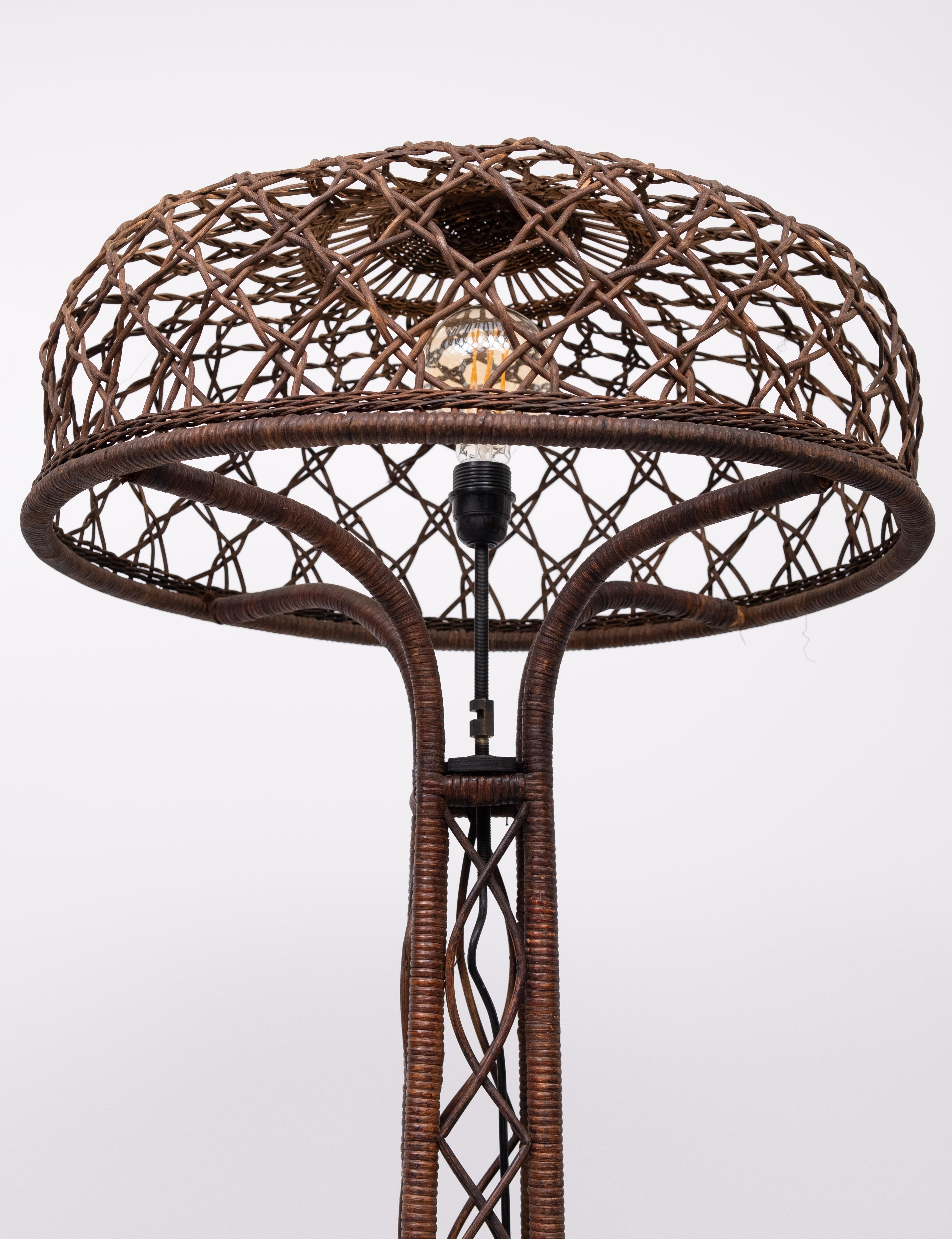 Impresionante lámpara de pie de mimbre. Viene con su placa original de metal fabricada 
Amsterdam años 20 . Se necesita una bombilla E27 grande . 
Desgaste normal después de 100 años .