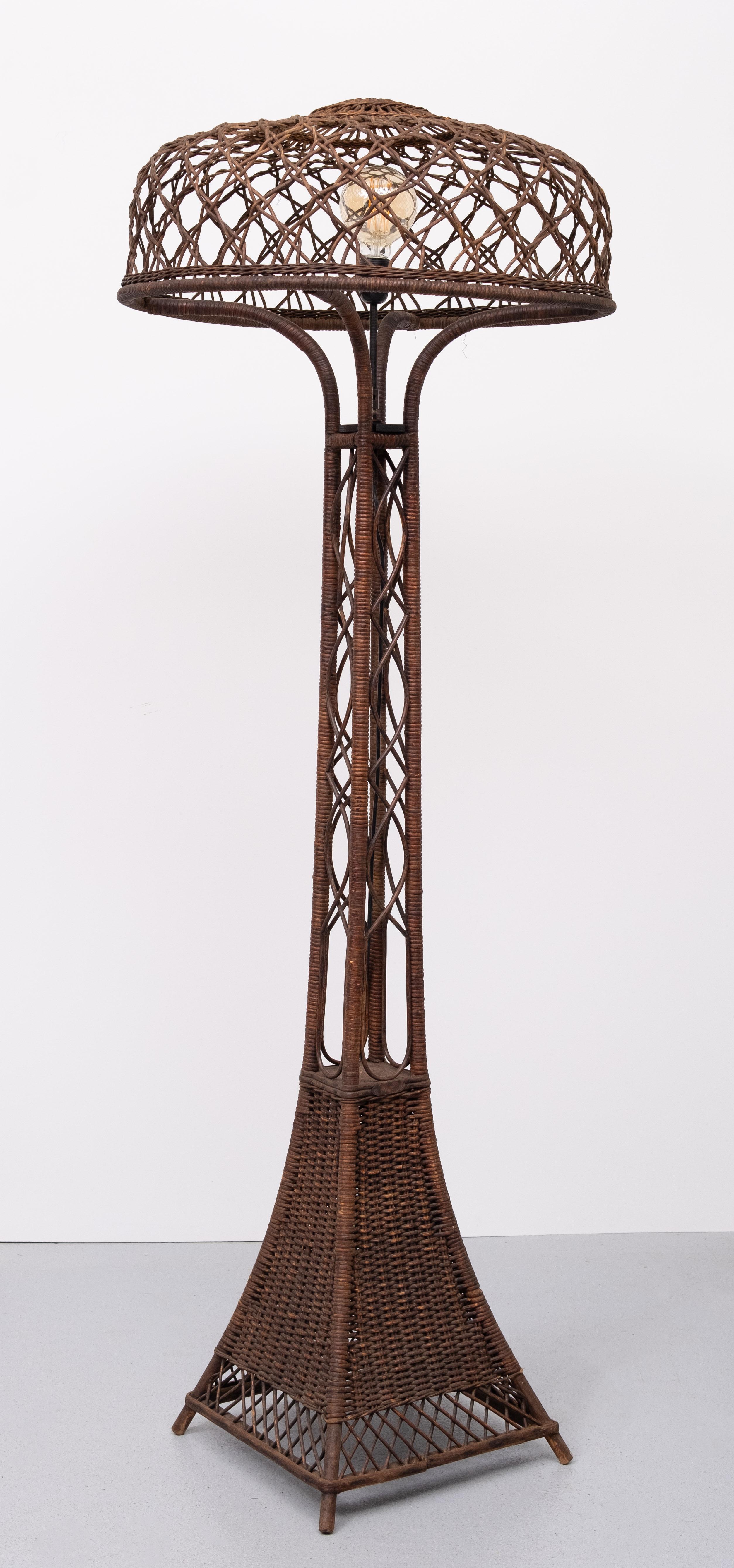 Impresionante Lámpara de pie de mimbre años 20 Fabricación de L.p.h. de Ridder Amsterdam Art Nouveau en venta