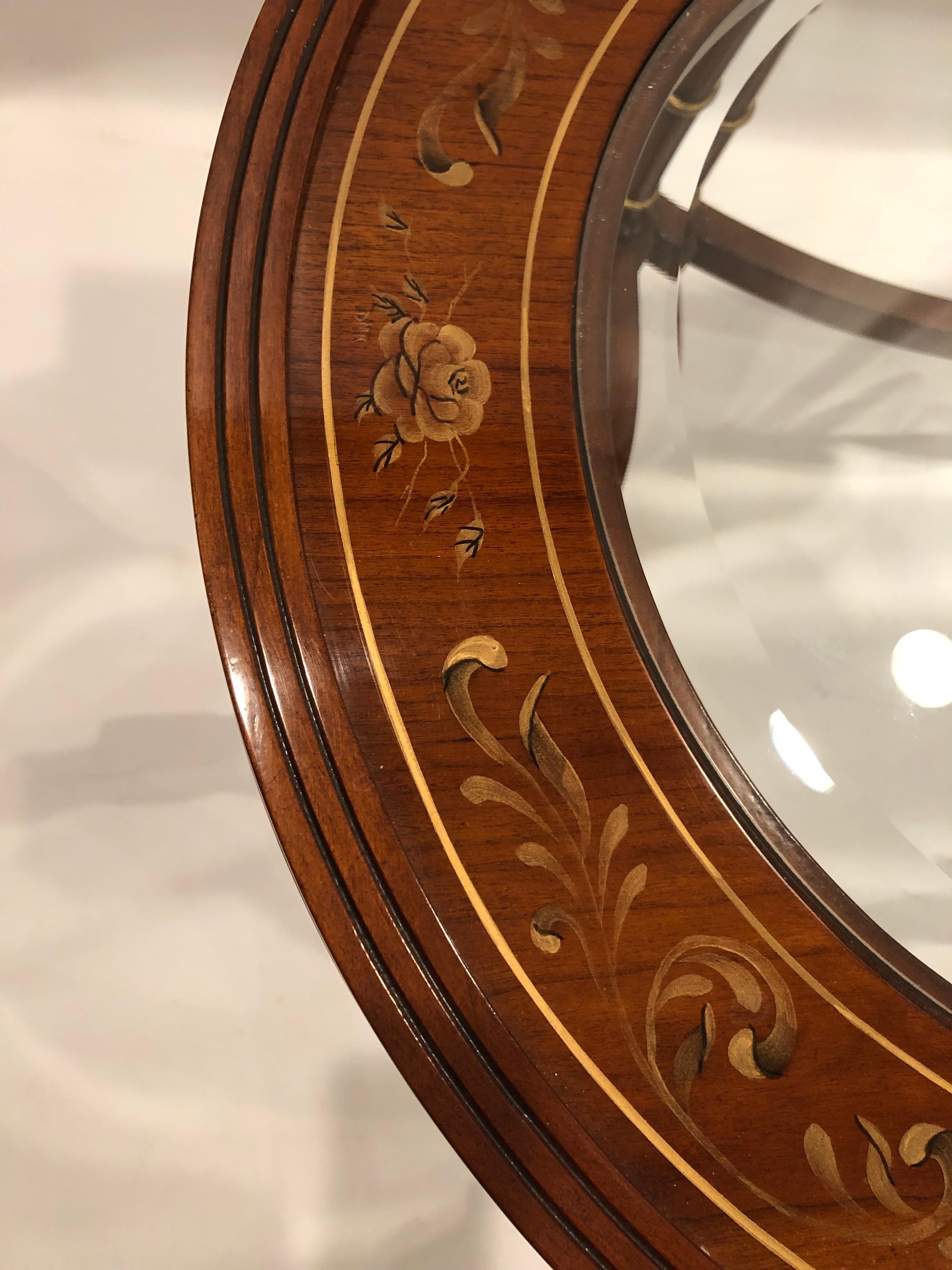 Superbe table basse Widdicomb de style Adam décorée de peinture en bois et en verre Bon état - En vente à Hopewell, NJ