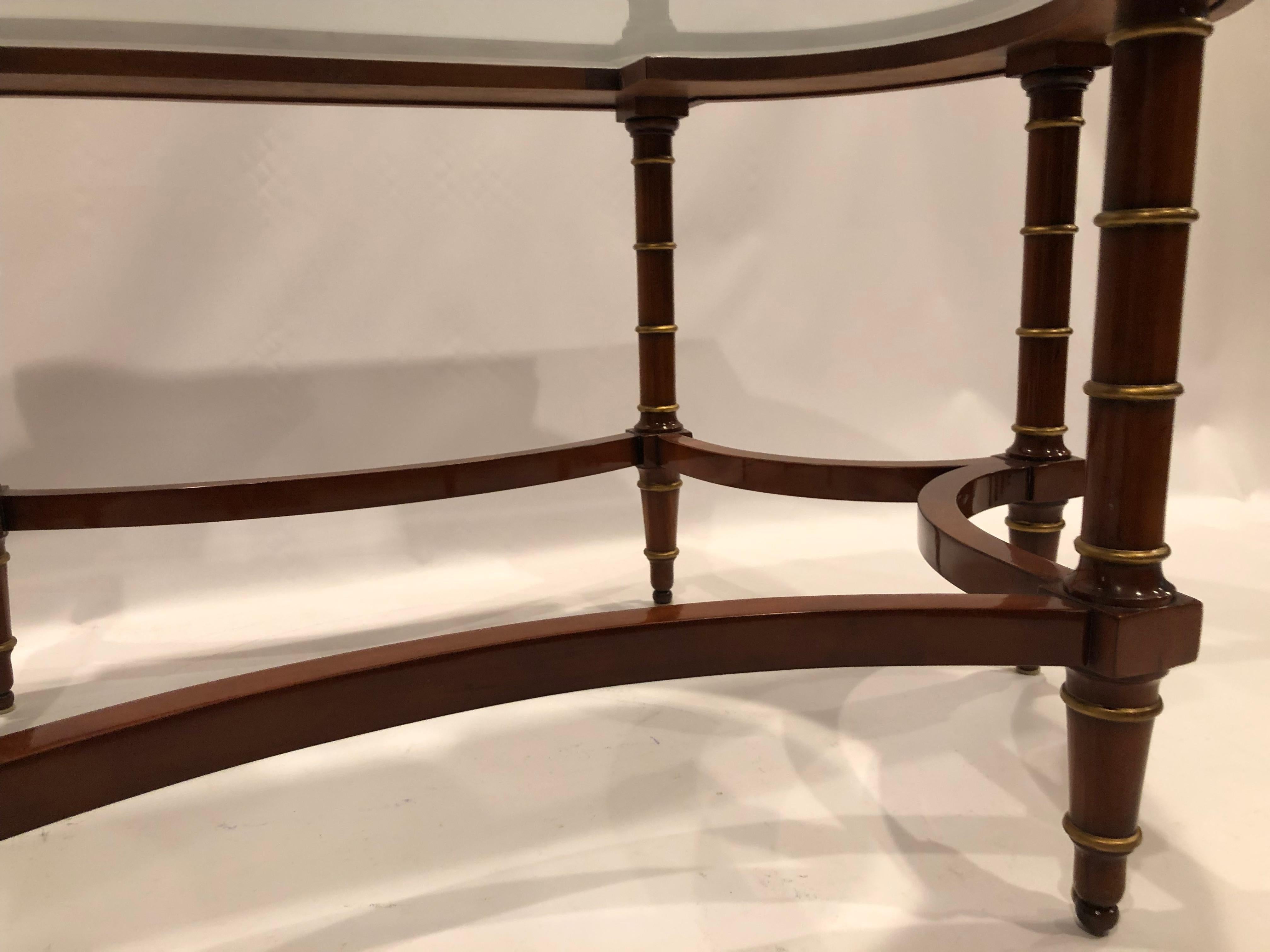 XXIe siècle et contemporain Superbe table basse Widdicomb de style Adam décorée de peinture en bois et en verre en vente