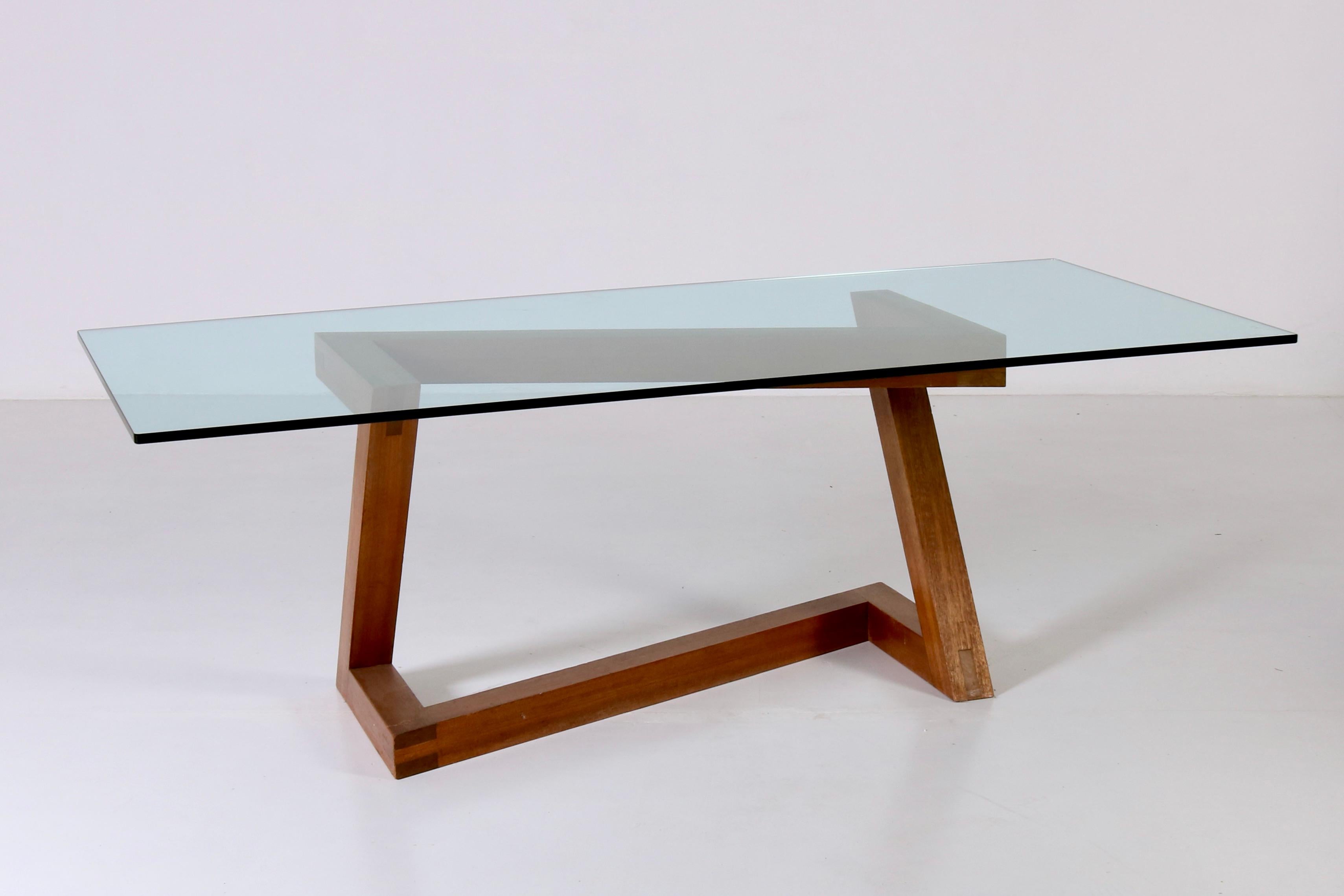 Dieser einzigartige Holztisch mit Kristallplatte hat eine starke und entscheidende Identität. Seine minimalen und doch skulpturalen Formen machen ihn zum idealen Kernstück eines geselligen Esstisches. Seine eigenwilligen Züge kristallisieren perfekt