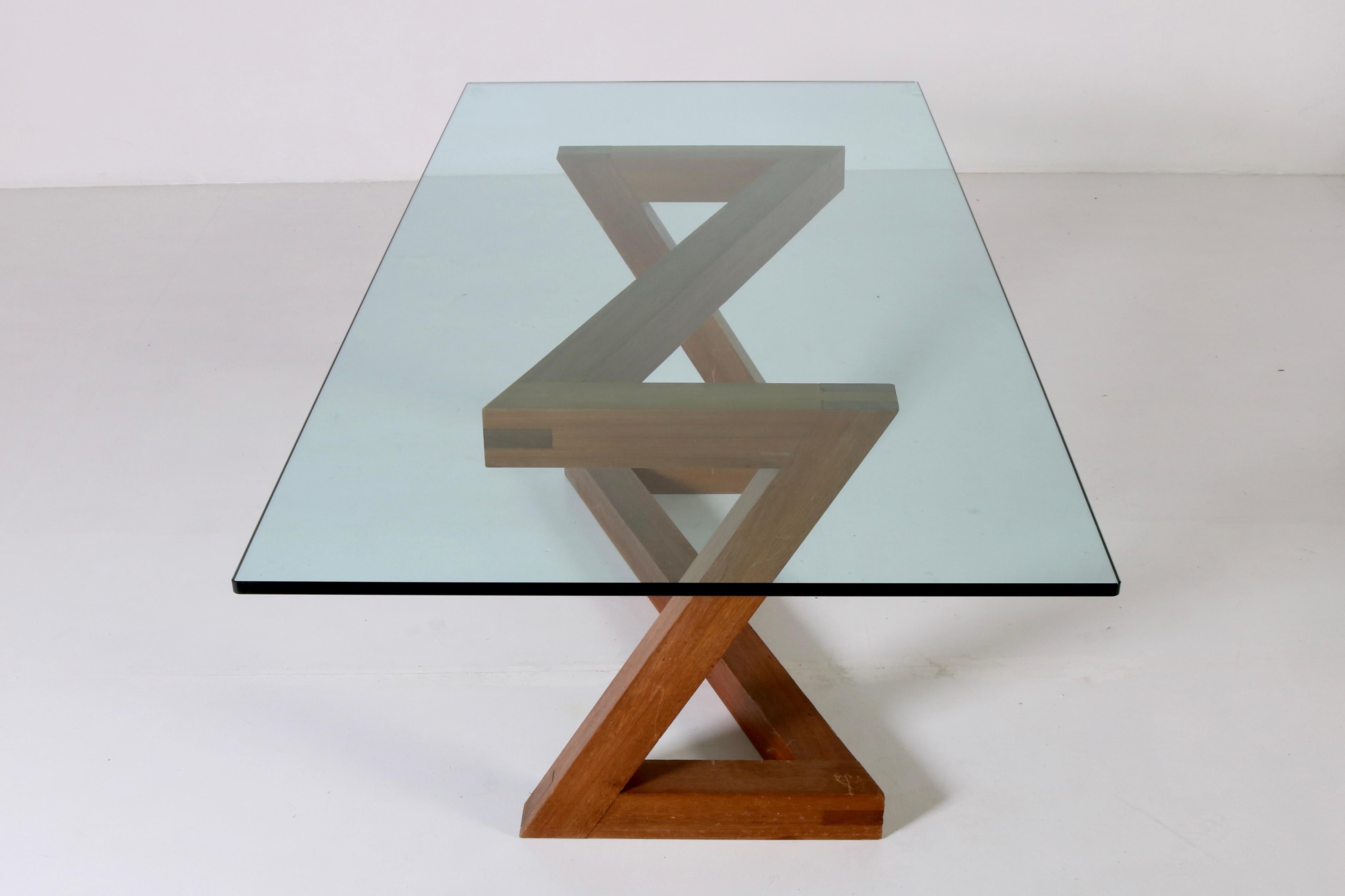 Impresionante Mesa de Comedor con Base de Madera y Tapa de Cristal,  Diseño italiano, años 70 finales del siglo XX en venta