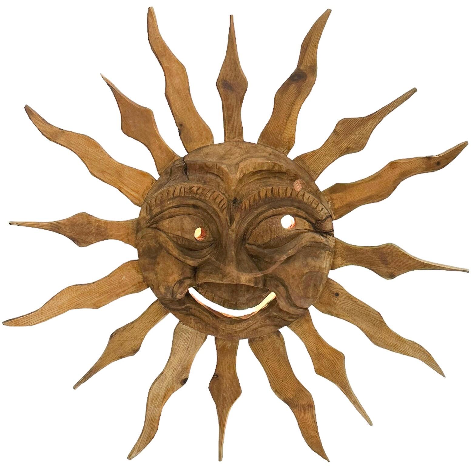 Schöne hölzerne handgefertigte Sun Face Wall Light Sculpture. Hergestellt in Deutschland von einem Holzarbeiter in den 1900er bis 1920er Jahren. In den 1950er Jahren wurde sie durch eine Wandleuchte ersetzt. Wunderschöne detaillierte Schnitzerei