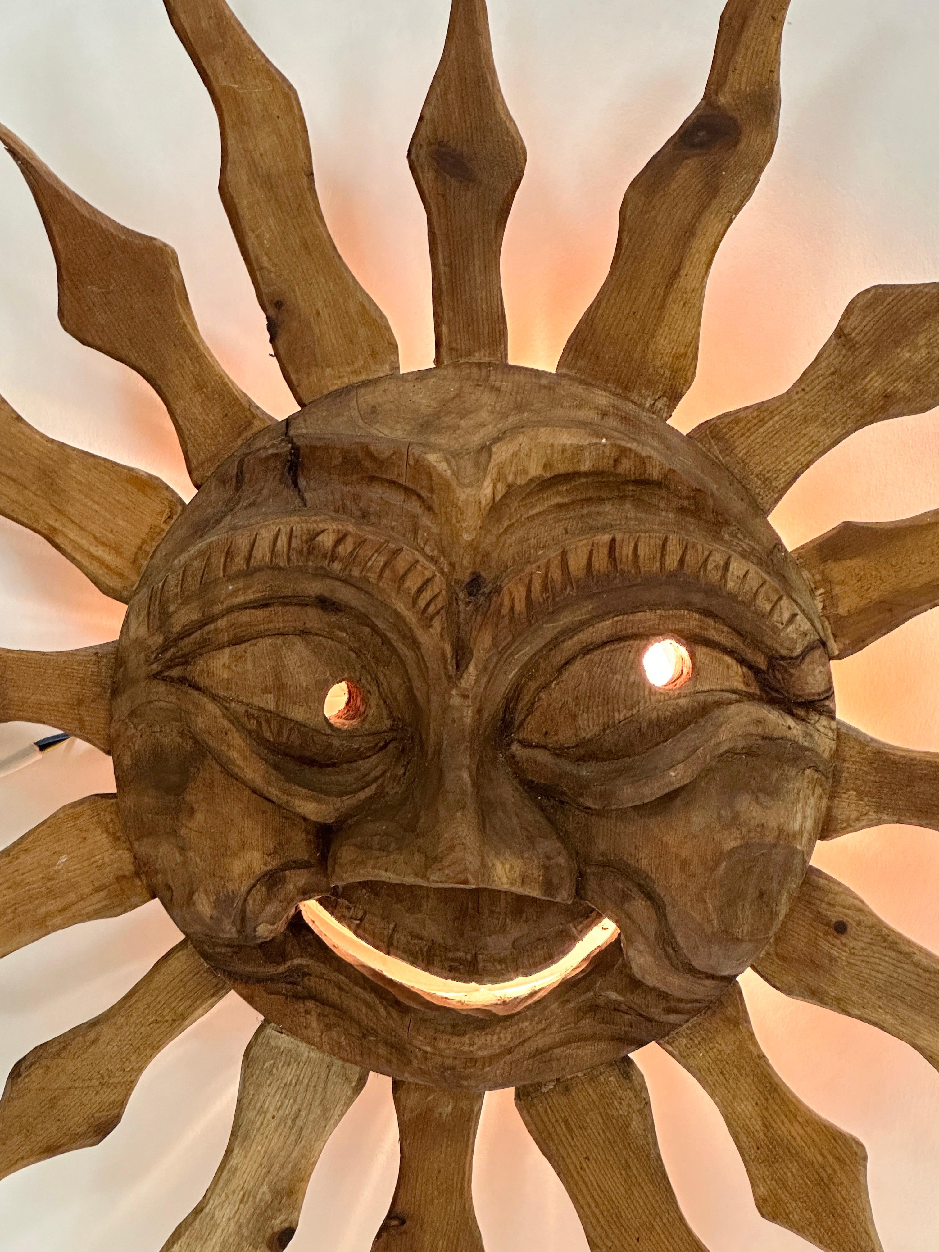 Atemberaubende Holz-Wandleuchte mit geschnitztem Sonnengesicht und Sonnenschliff, 1950er Jahre (Deutsch) im Angebot