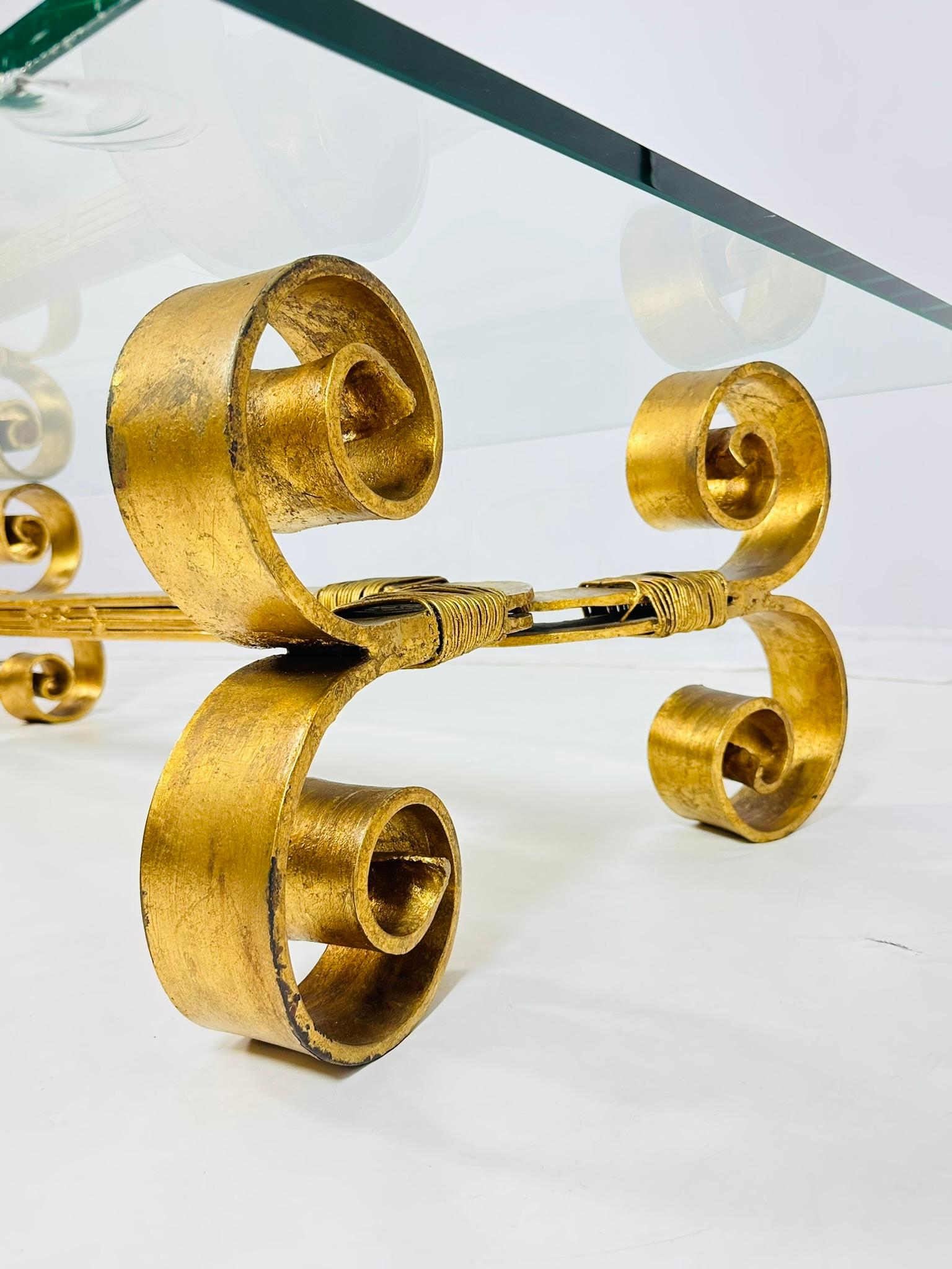Atemberaubender Couchtisch aus Schmiedeeisen und Blattgold im Regency-Stil im Angebot 5