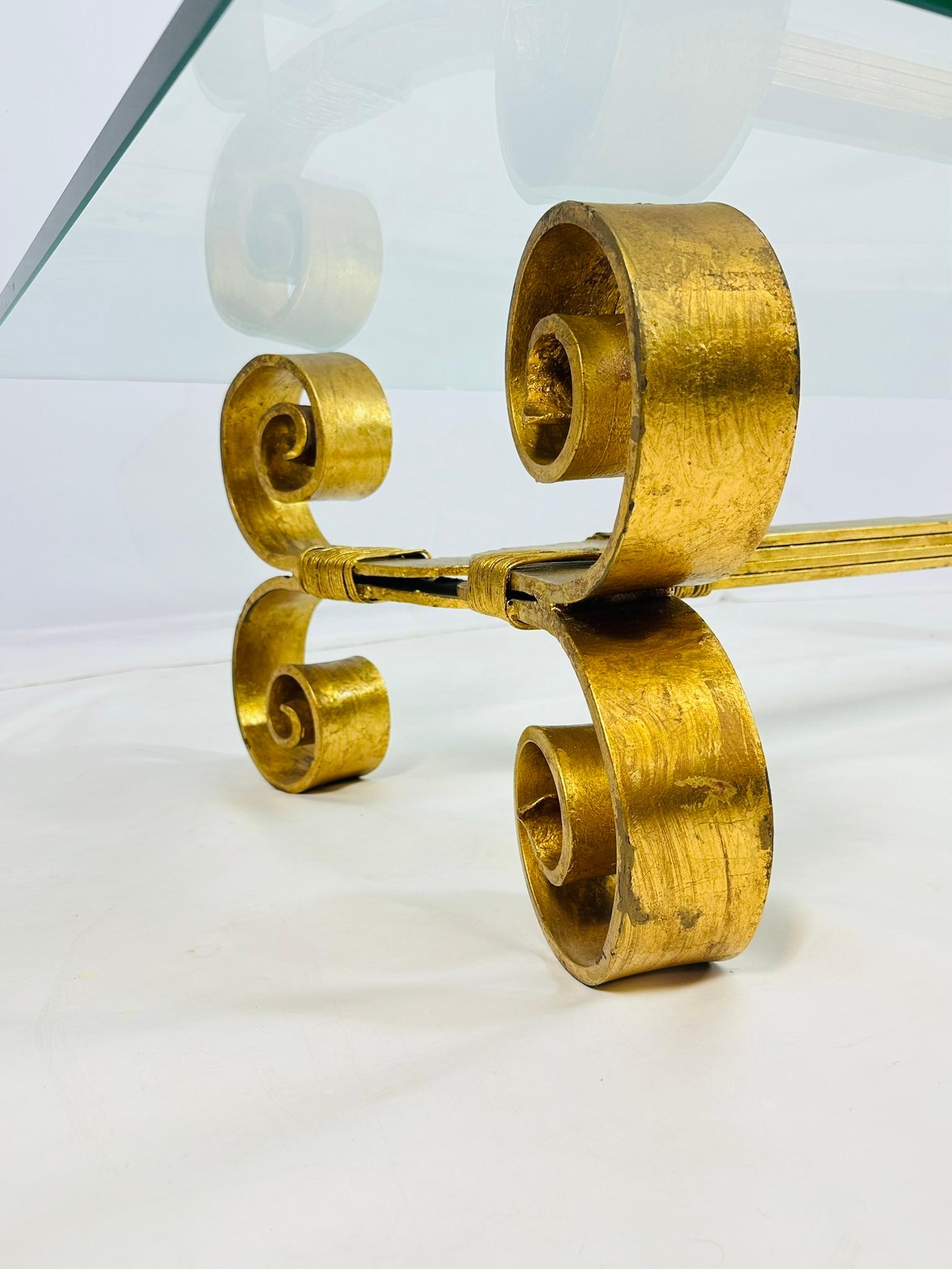 Atemberaubender Couchtisch aus Schmiedeeisen und Blattgold im Regency-Stil im Angebot 6