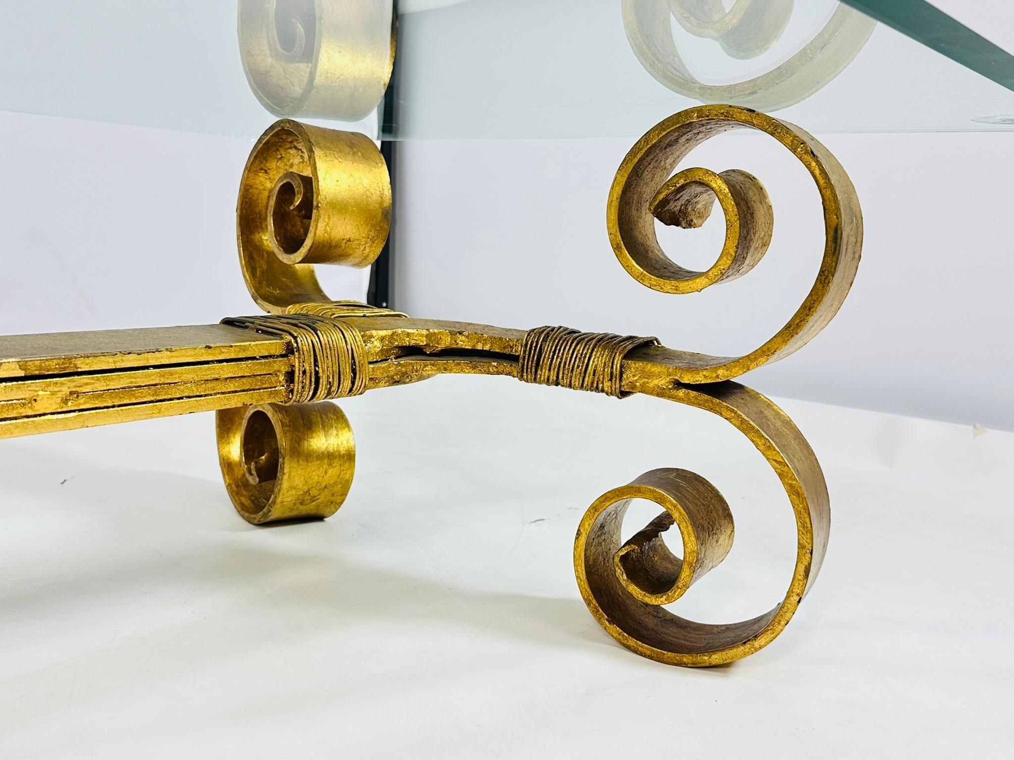 Atemberaubender Couchtisch aus Schmiedeeisen und Blattgold im Regency-Stil im Angebot 7