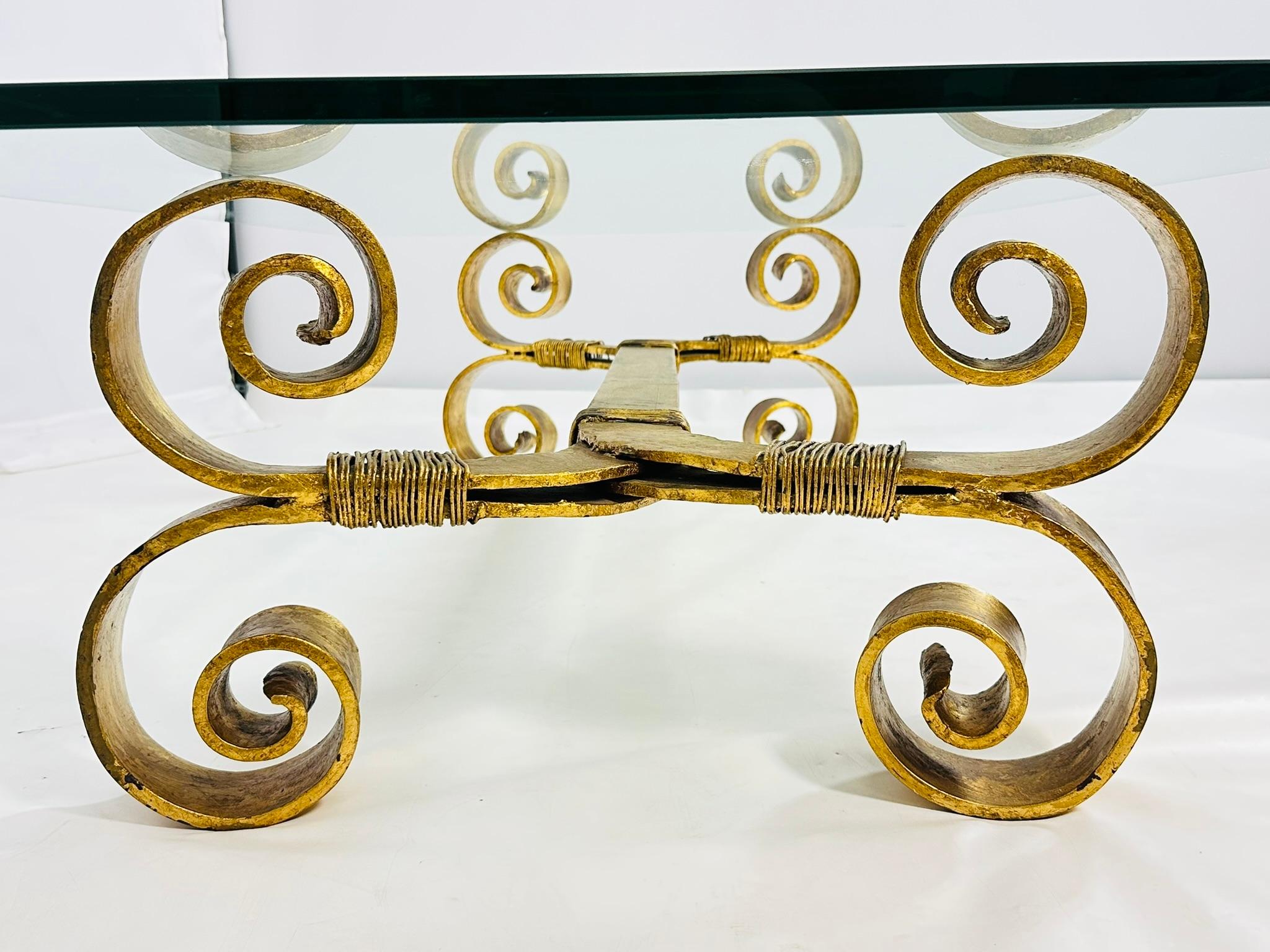 Atemberaubender Couchtisch aus Schmiedeeisen und Blattgold im Regency-Stil im Angebot 9