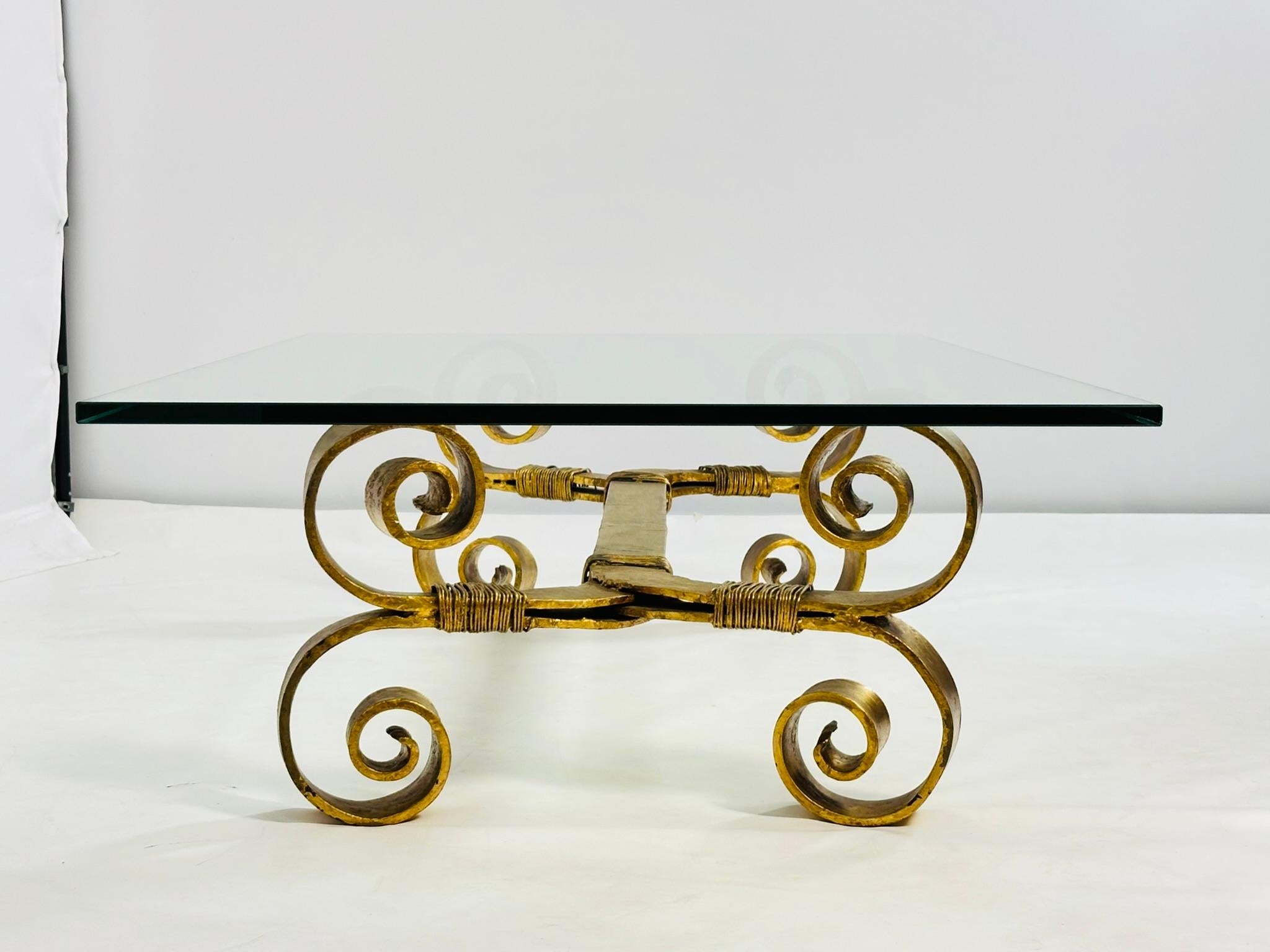 Atemberaubender Couchtisch aus Schmiedeeisen und Blattgold im Regency-Stil (Hollywood Regency) im Angebot