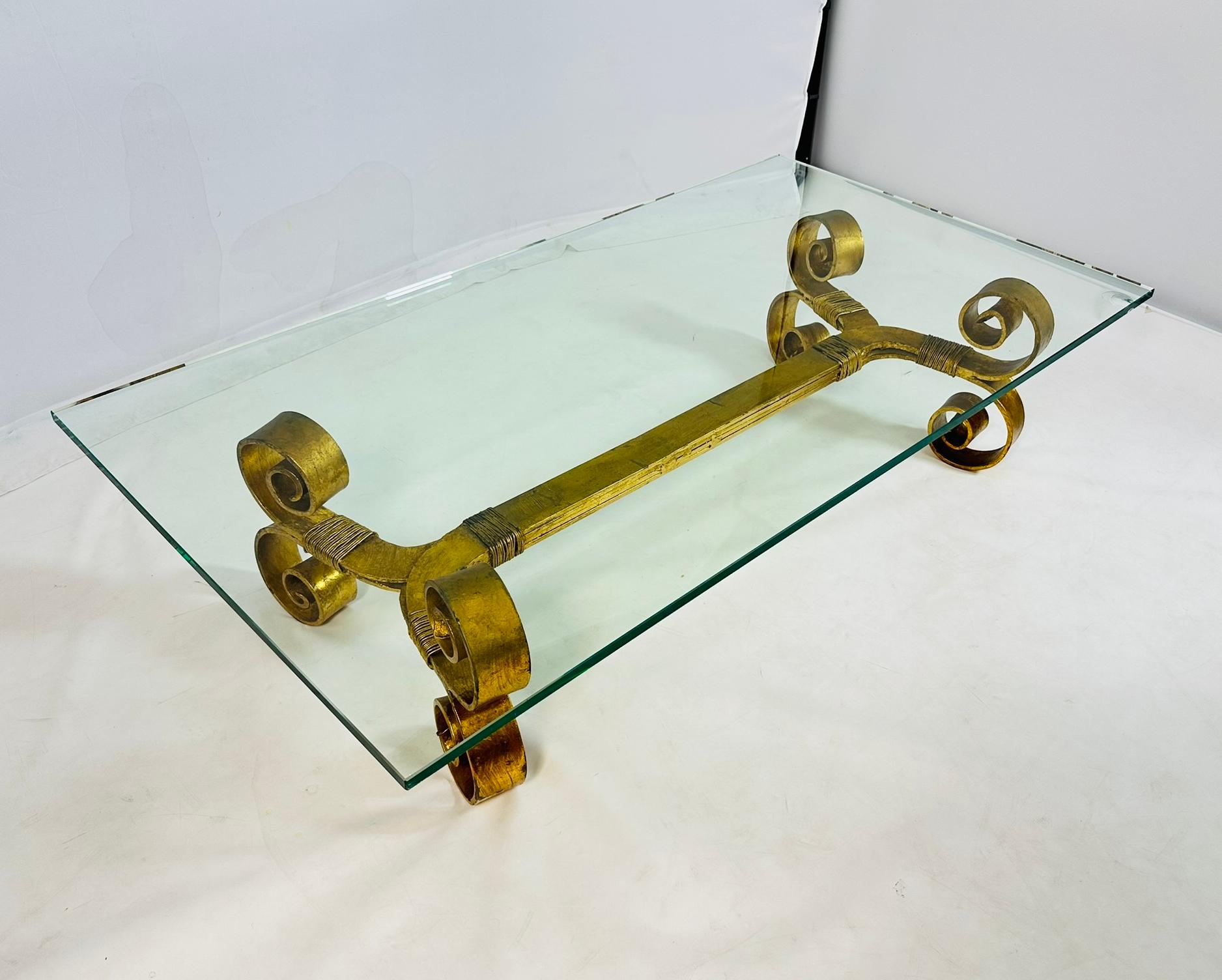 Atemberaubender Couchtisch aus Schmiedeeisen und Blattgold im Regency-Stil im Zustand „Gut“ im Angebot in Los Angeles, CA