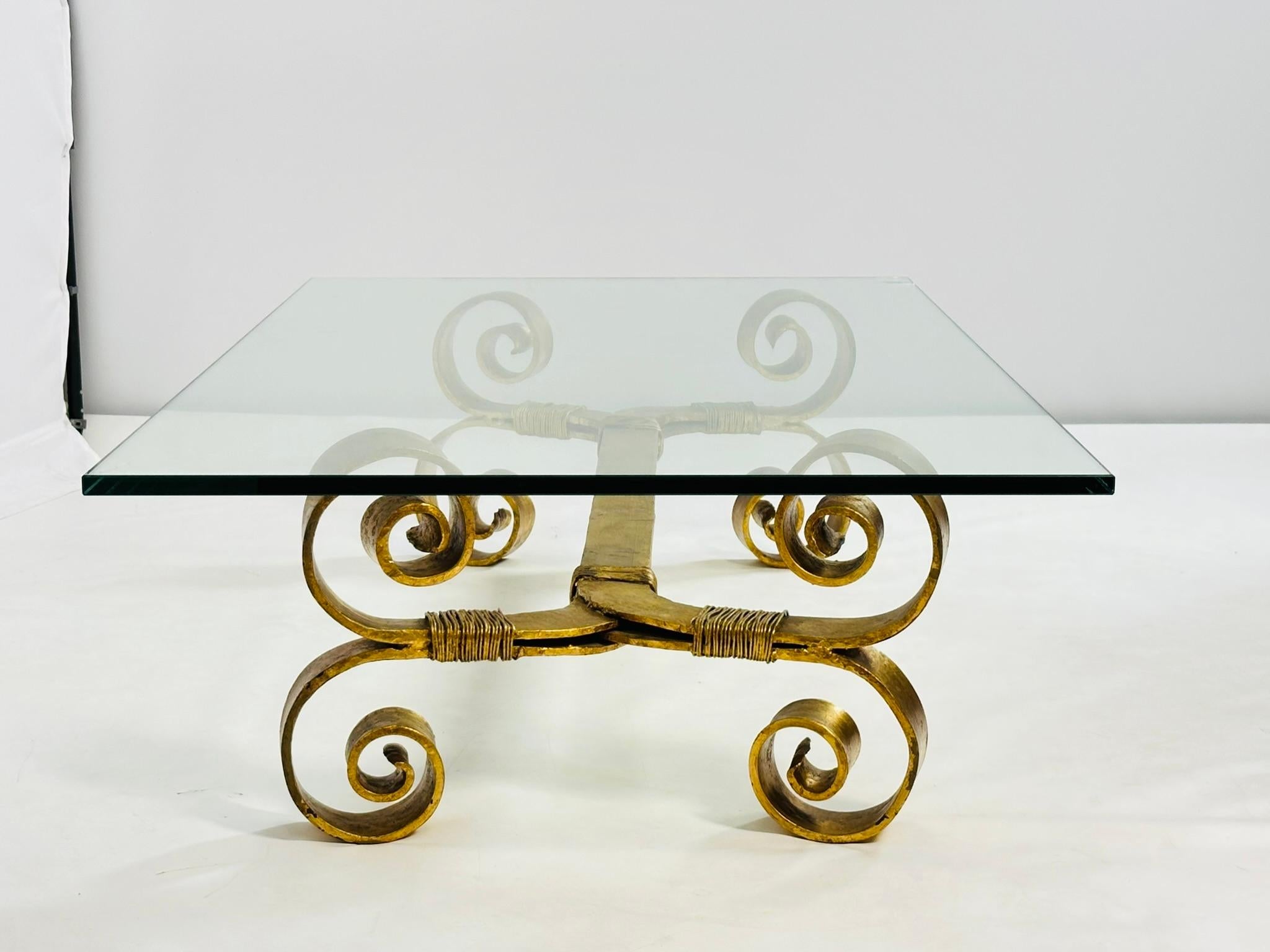 Atemberaubender Couchtisch aus Schmiedeeisen und Blattgold im Regency-Stil (Ende des 20. Jahrhunderts) im Angebot
