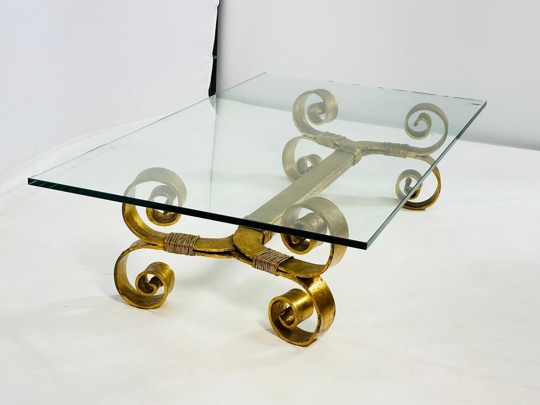 Atemberaubender Couchtisch aus Schmiedeeisen und Blattgold im Regency-Stil (Glas) im Angebot