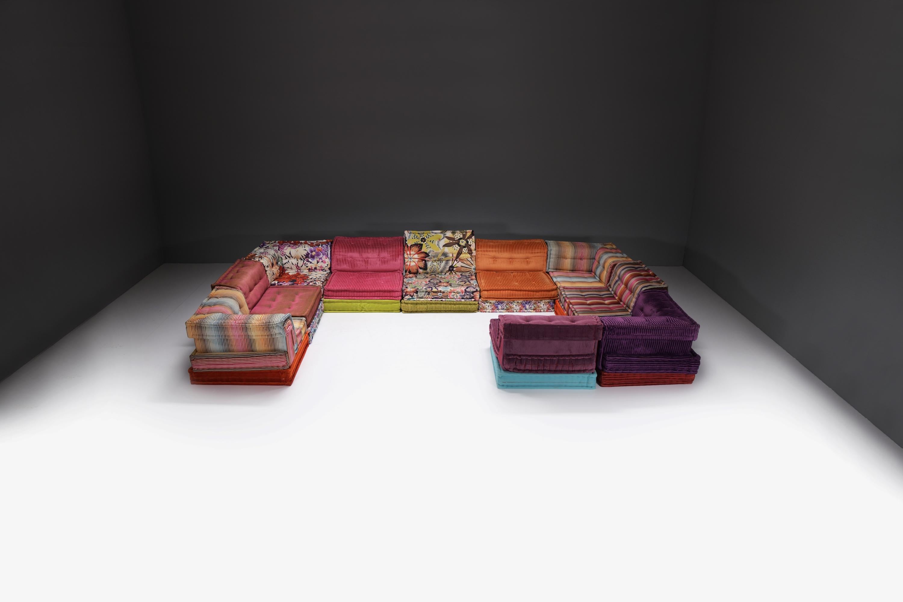 Sehr schöne XL Mah Jong modulares Sofa in der Missoni Home Stoff mit 4 Ecken! 30 Stück!
Entworfen von Hans Hopfer für Roche Bobois Frankreich.

Das 1971 von Hans Hopfer entworfene Mah Jong-Sofa ist eine Ikone der Roche Bobois Collection'S. Es bietet
