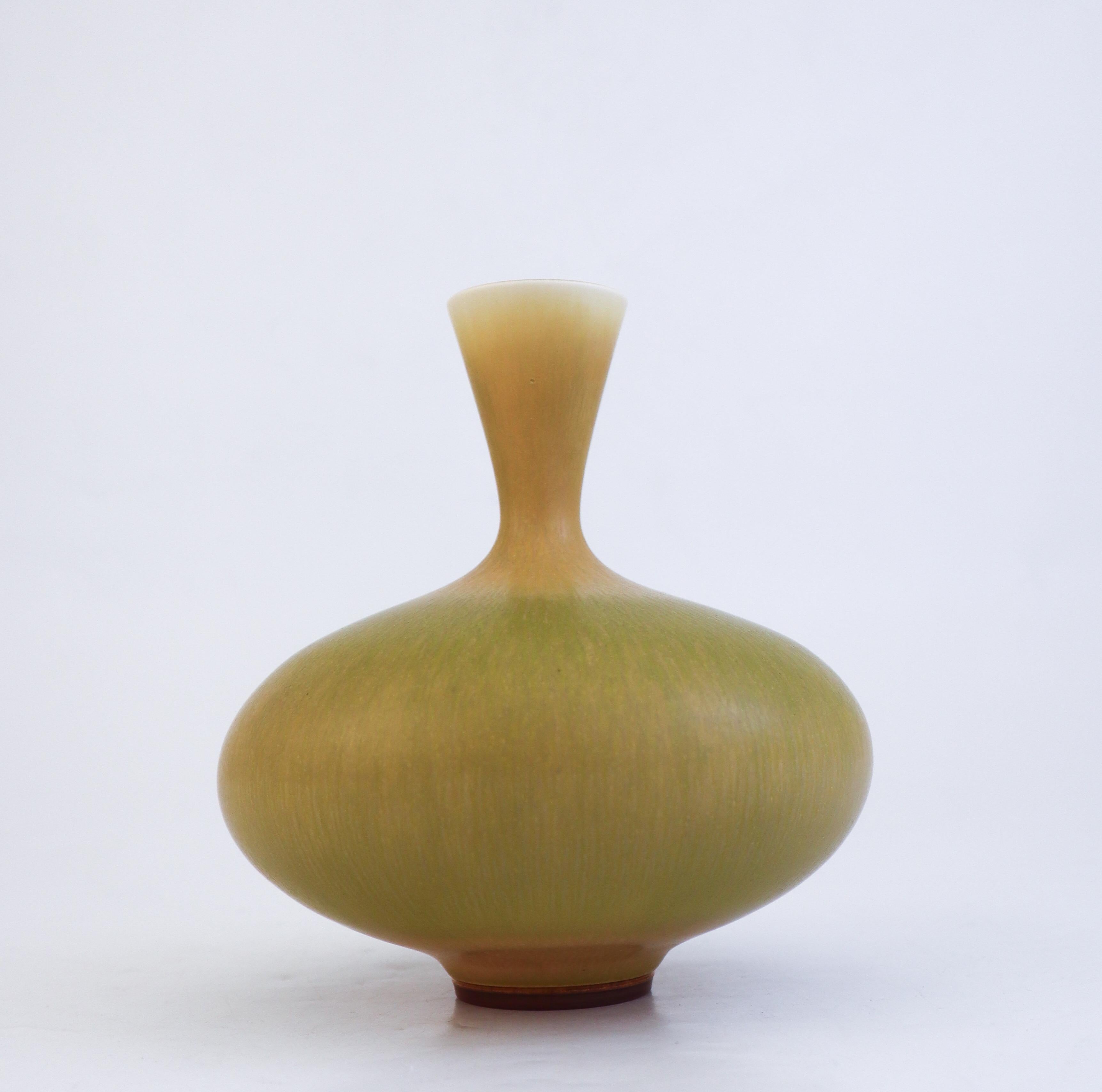Scandinave moderne Superbe vase en céramique jaune, Berndt Friberg, Gustavsberg - Milieu du XXe siècle en vente