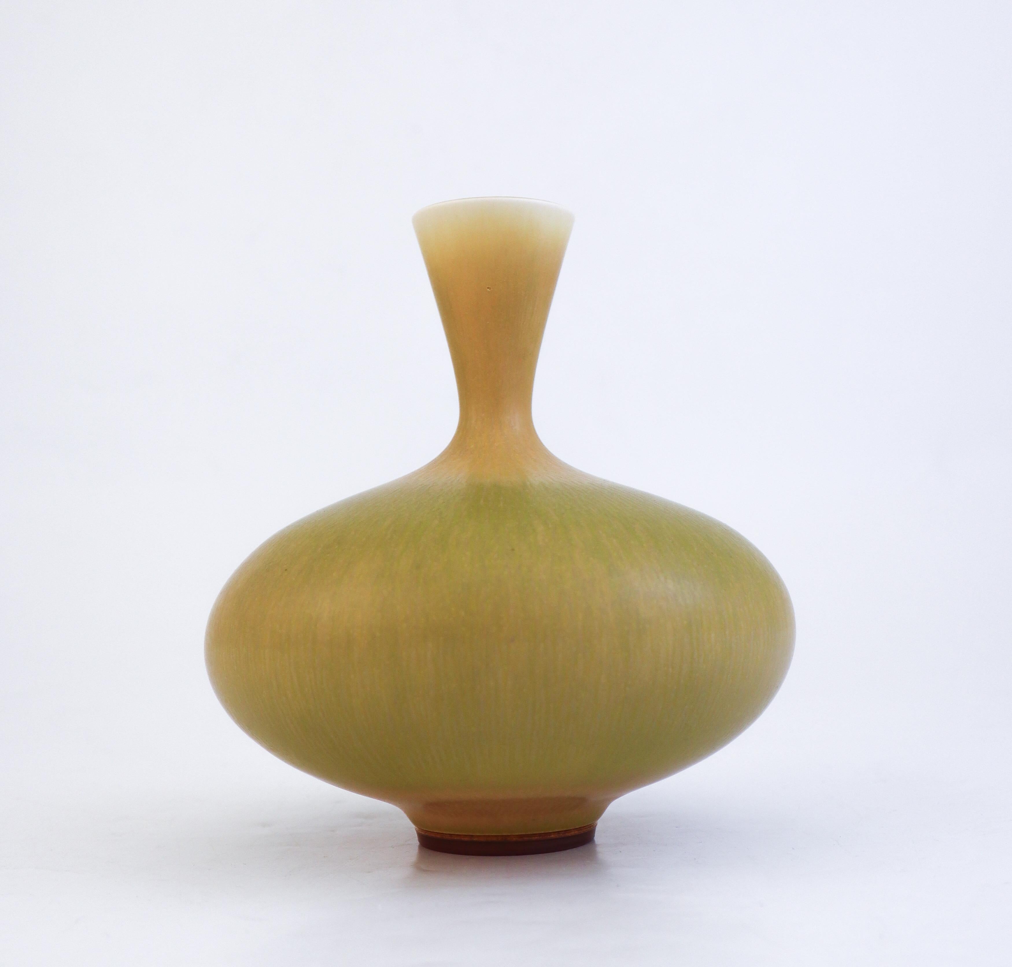 Suédois Superbe vase en céramique jaune, Berndt Friberg, Gustavsberg - Milieu du XXe siècle en vente