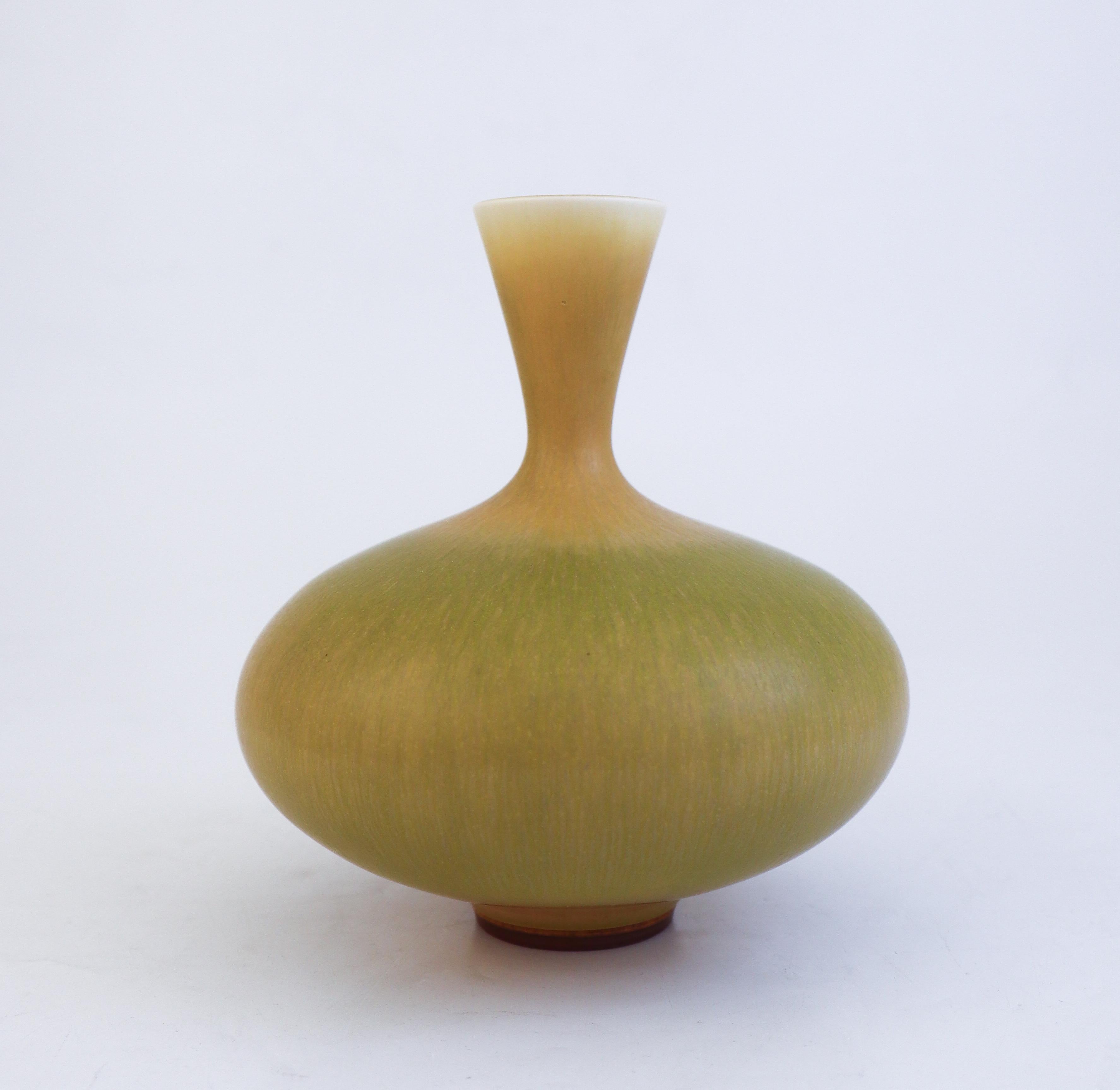 20ième siècle Superbe vase en céramique jaune, Berndt Friberg, Gustavsberg - Milieu du XXe siècle en vente