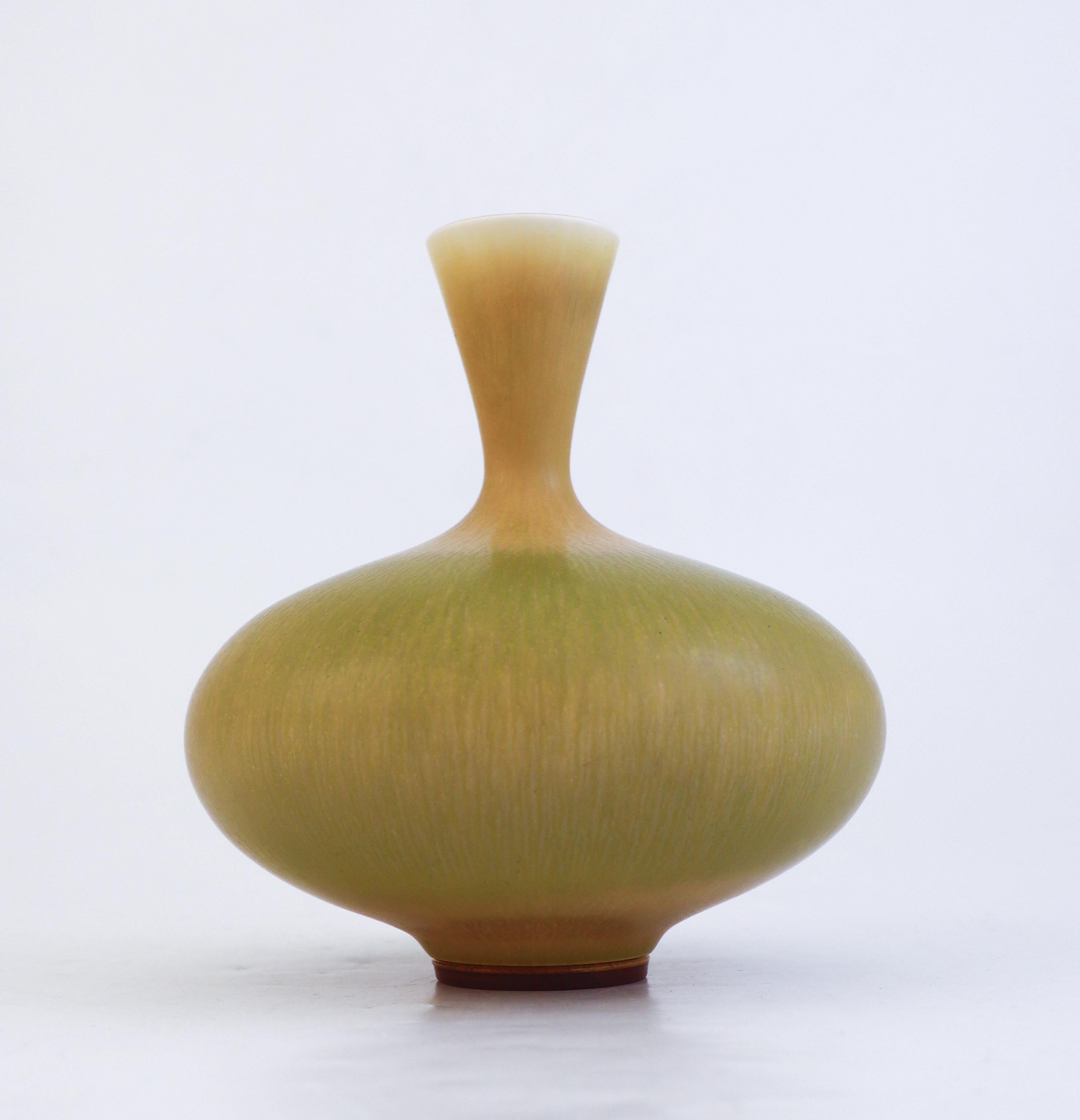 Céramique Superbe vase en céramique jaune, Berndt Friberg, Gustavsberg - Milieu du XXe siècle en vente