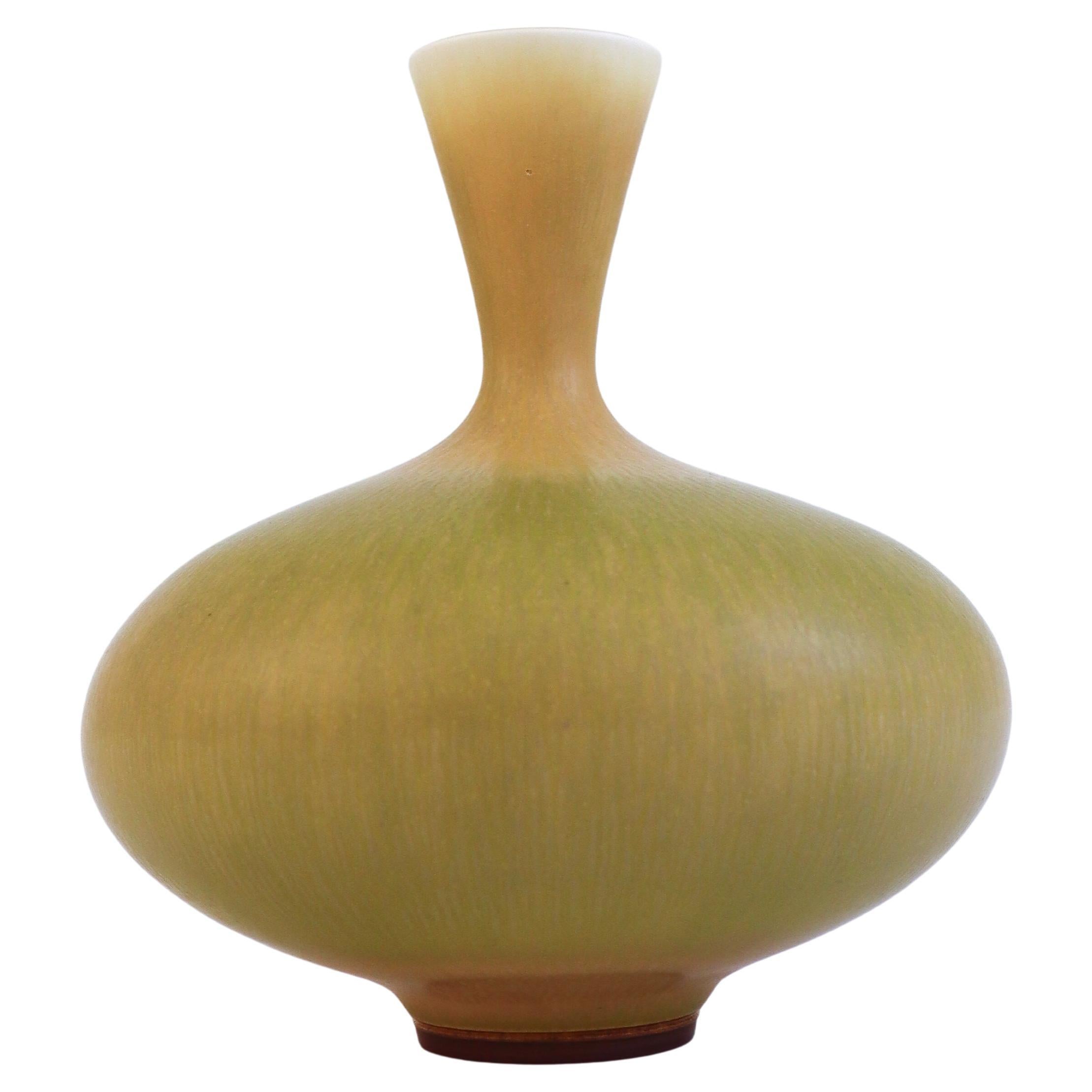 Superbe vase en céramique jaune, Berndt Friberg, Gustavsberg - Milieu du XXe siècle