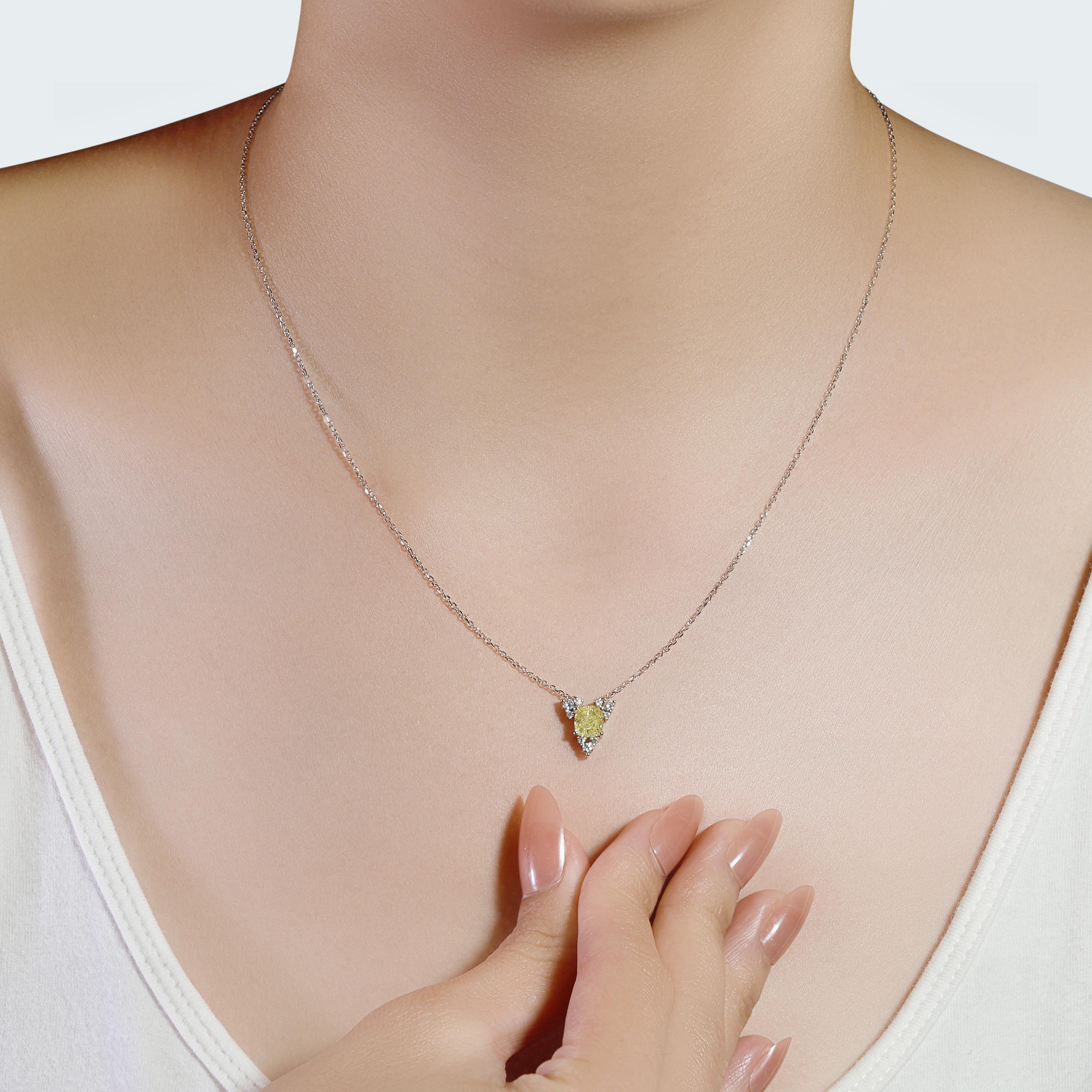 Plongez dans le luxe avec ce collier captivant, méticuleusement réalisé en or blanc 18 carats. La pièce maîtresse est un superbe diamant rond de 1,02 carat de couleur jaune intense et de pureté SI2. Pesant au total 2,6 grammes, ce pendentif exquis