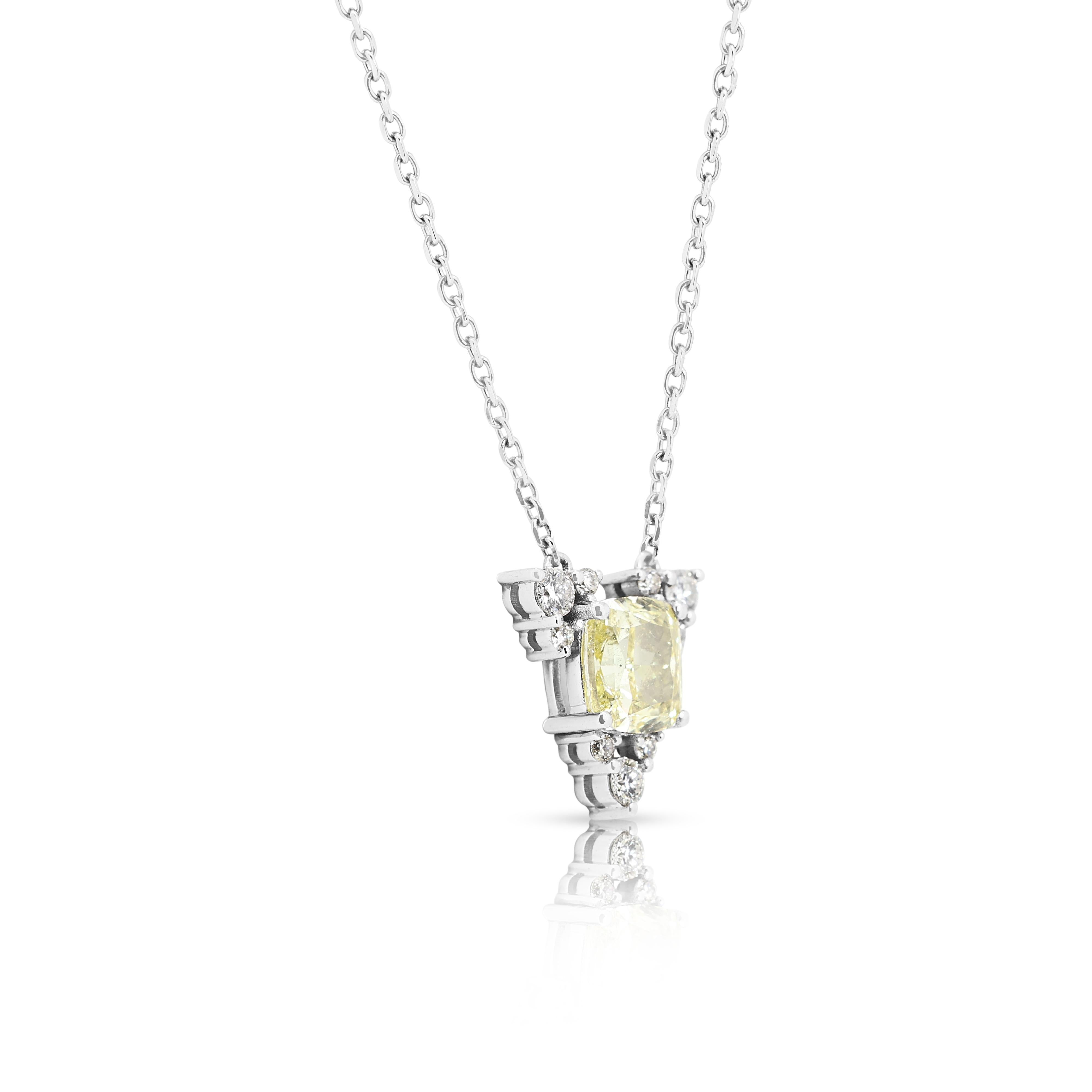 Taille coussin Captivant collier en or blanc 18 carats avec diamant jaune intense de 1,02 carat en vente