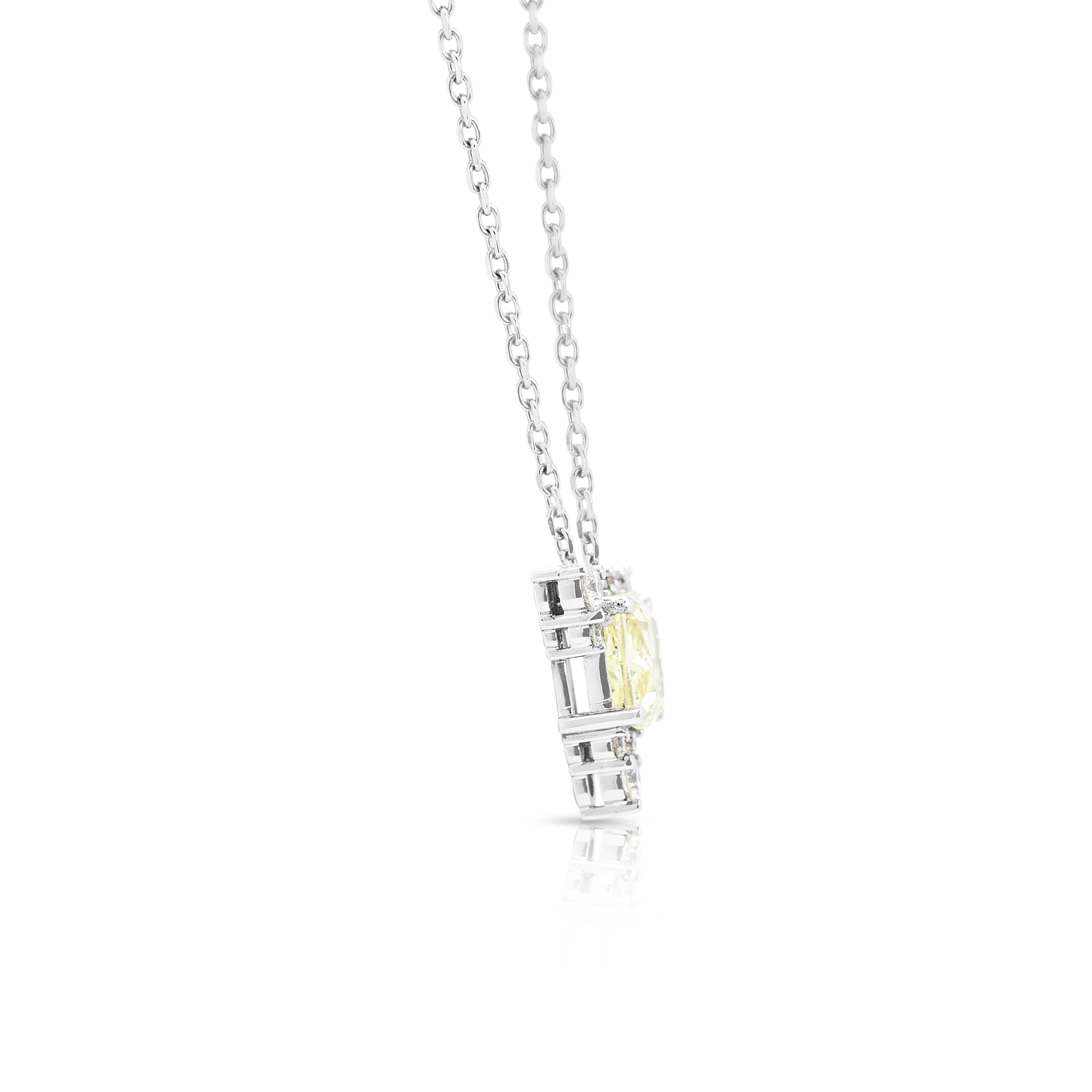 Captivant collier en or blanc 18 carats avec diamant jaune intense de 1,02 carat en vente 1