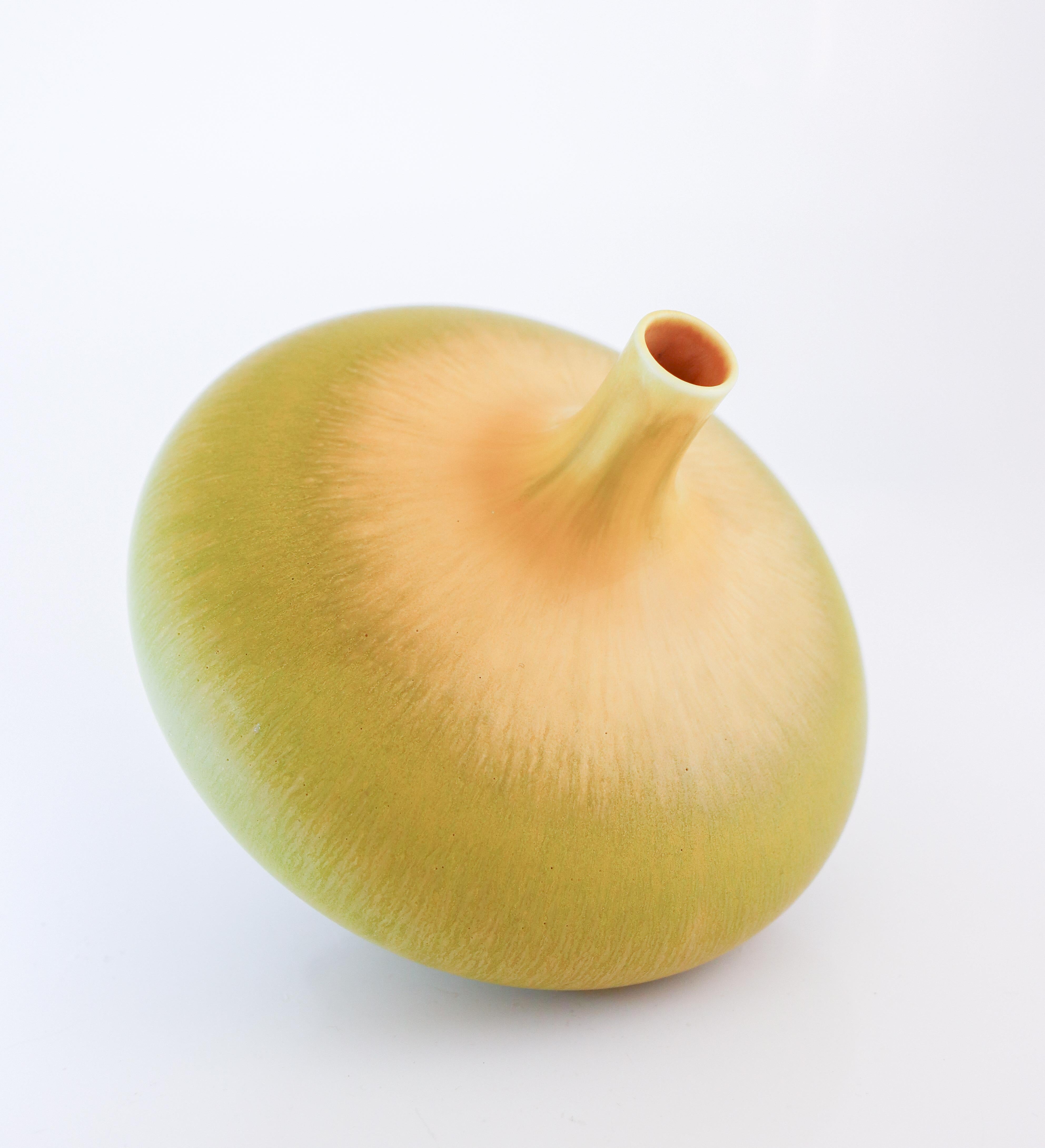 Uno splendido vaso in gres giallo di Berndt Friberg a Gustavsberg, disegnato nel 1968, con un'incantevole smaltatura a pelo duro. Il vaso è alto 14 cm (5,6