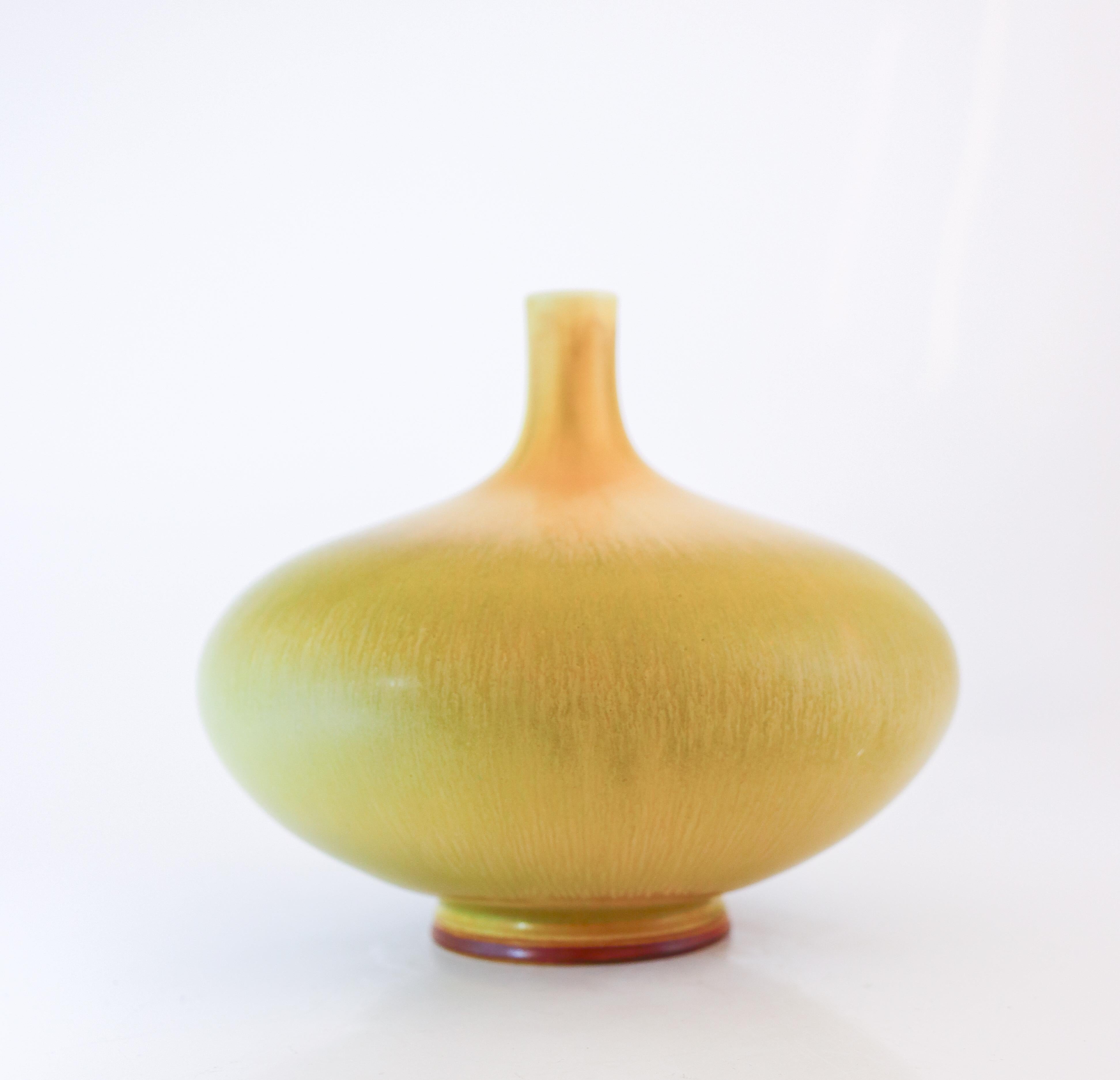 Scandinavo moderno Splendido vaso in gres giallo, Berndt Friberg, Gustavsberg - 1968 in vendita