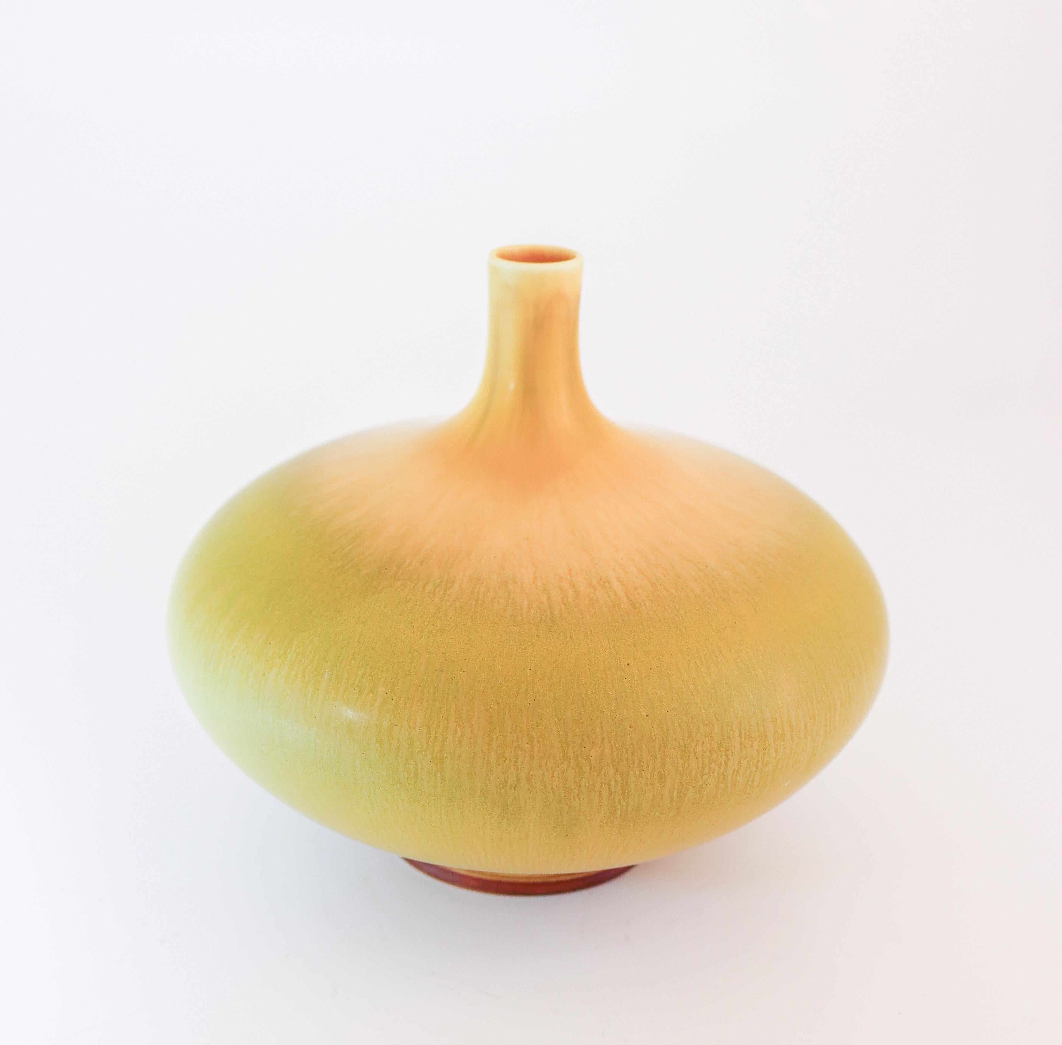 Splendido vaso in gres giallo, Berndt Friberg, Gustavsberg - 1968 In condizioni ottime in vendita a Stockholm, SE