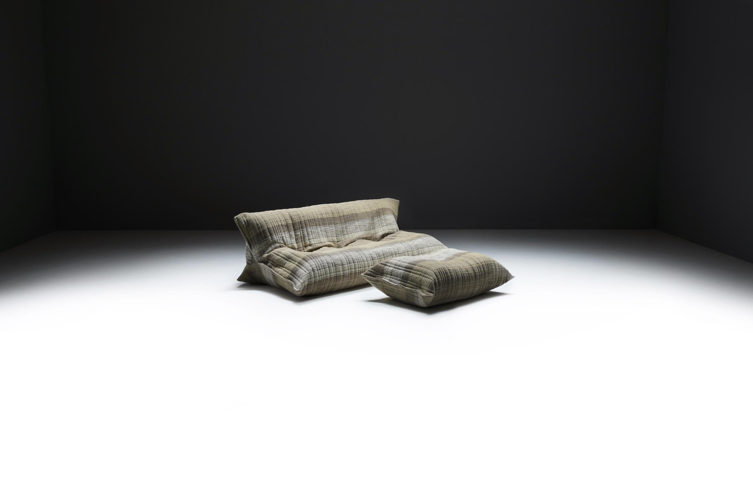 Michel Ducaroy pour Ligne Roset - Canapé 3 places Yoko et Pouf assorti, années 1980
Tapis en jacquard de lin et laine dans les tons de terre

Le canapé Yoko de Michel Ducaroy pour Ligne Roset est l'un des modèles les plus énigmatiques des années