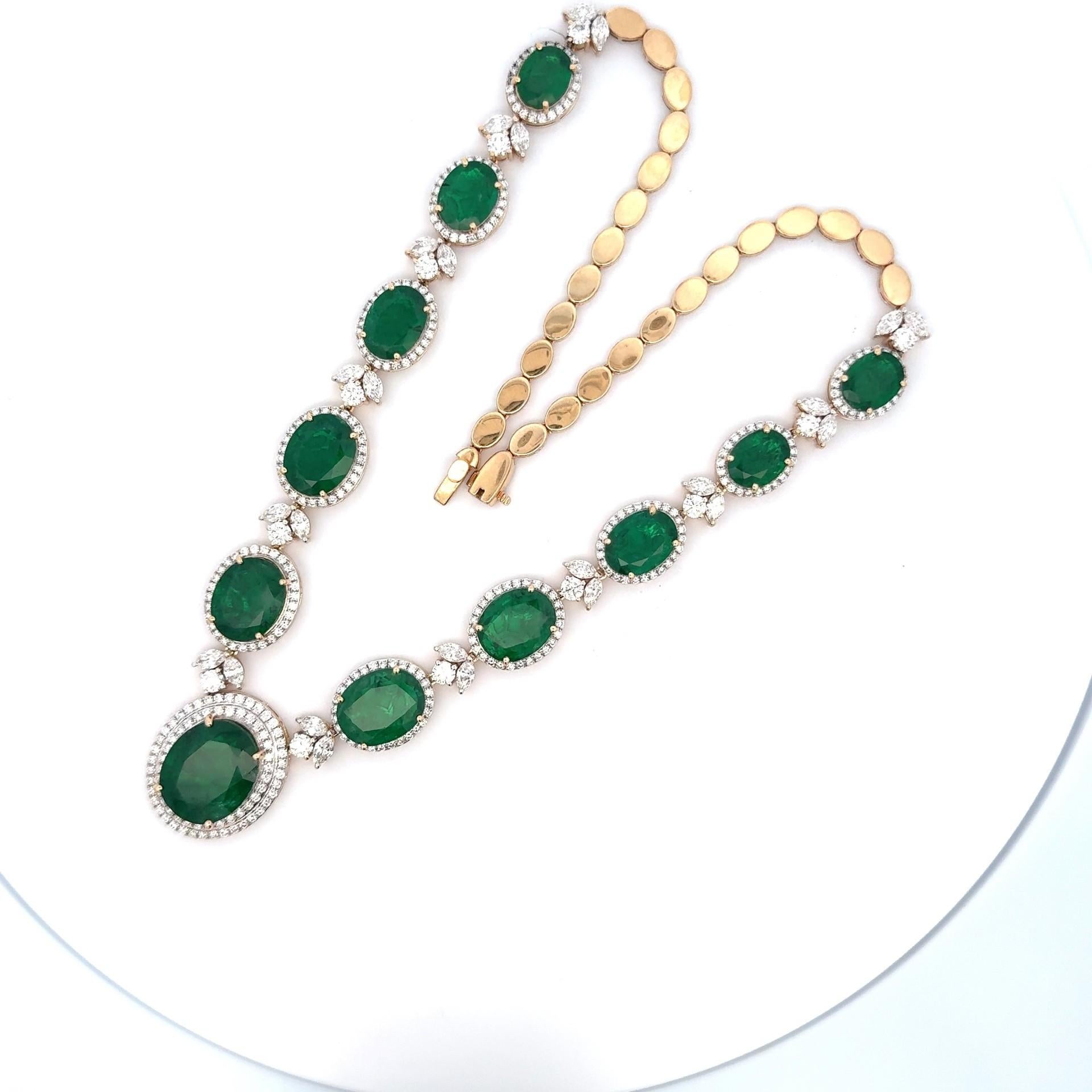 Moderne Collier de diamants et émeraudes de Zambie en or jaune 18 carats en vente