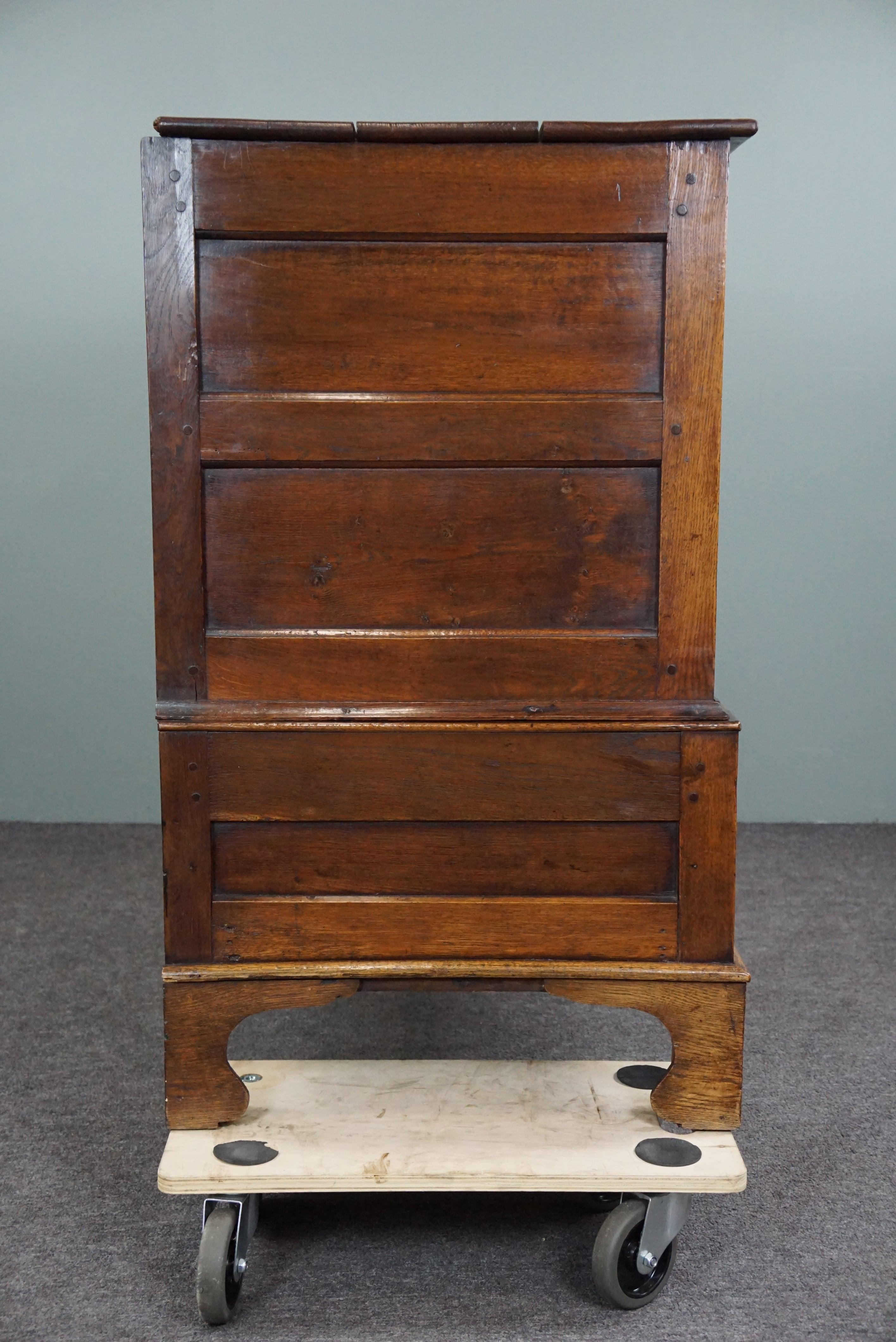 Hand-Crafted Stunningly beautiful rare antique late 18th century oak Welsh press cabinet/side For Sale