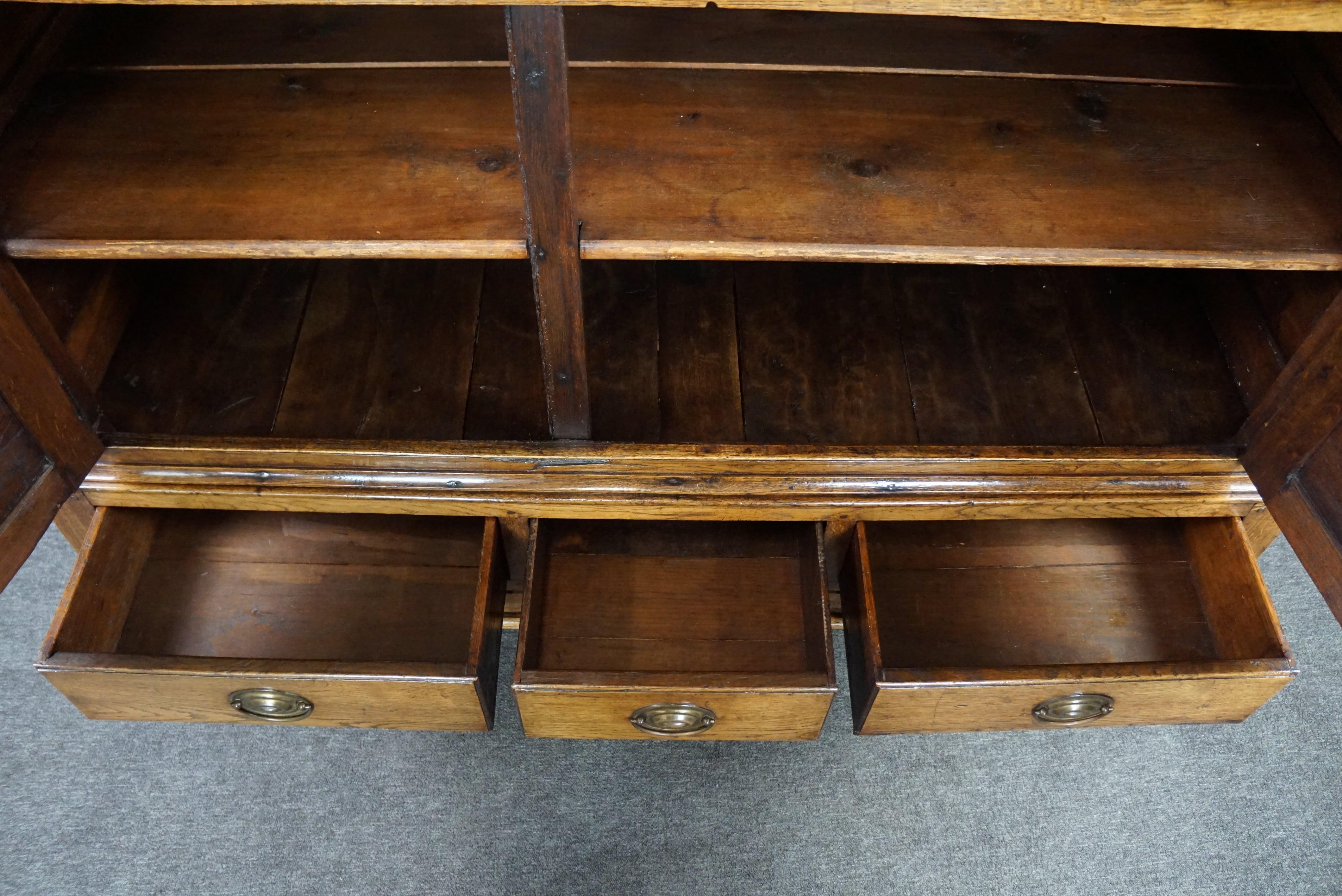 Stunningly beautiful rare antique late 18th century oak Welsh press cabinet/side For Sale 3