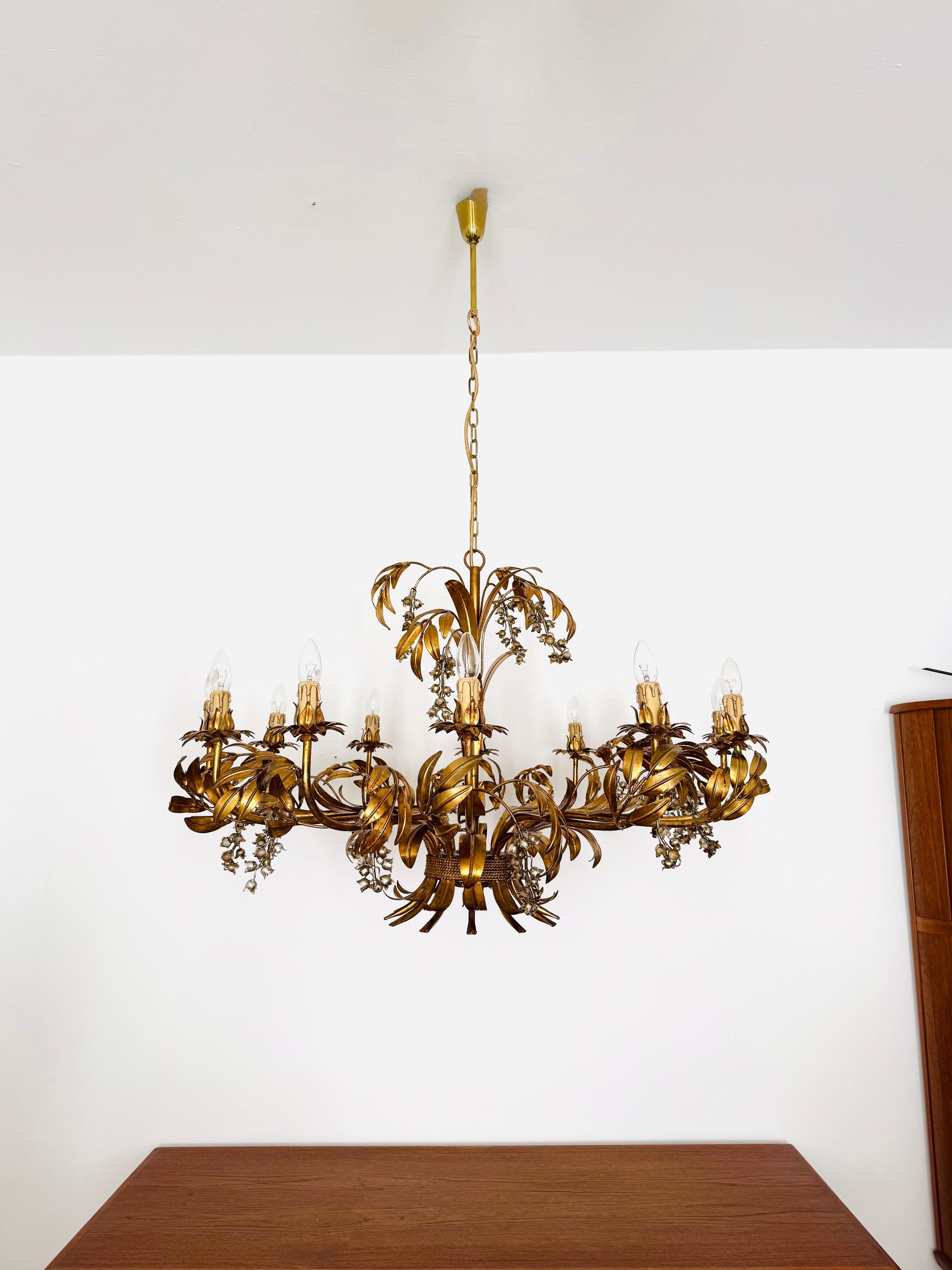 Lampadario decorativo straordinariamente grande e insolito degli anni '60.
Un design meraviglioso e una lavorazione di alta qualità.
Crea una luce calda.

Design/One: Hans Kögl

Condizioni:

Condizioni vintage molto buone con lievi segni di usura