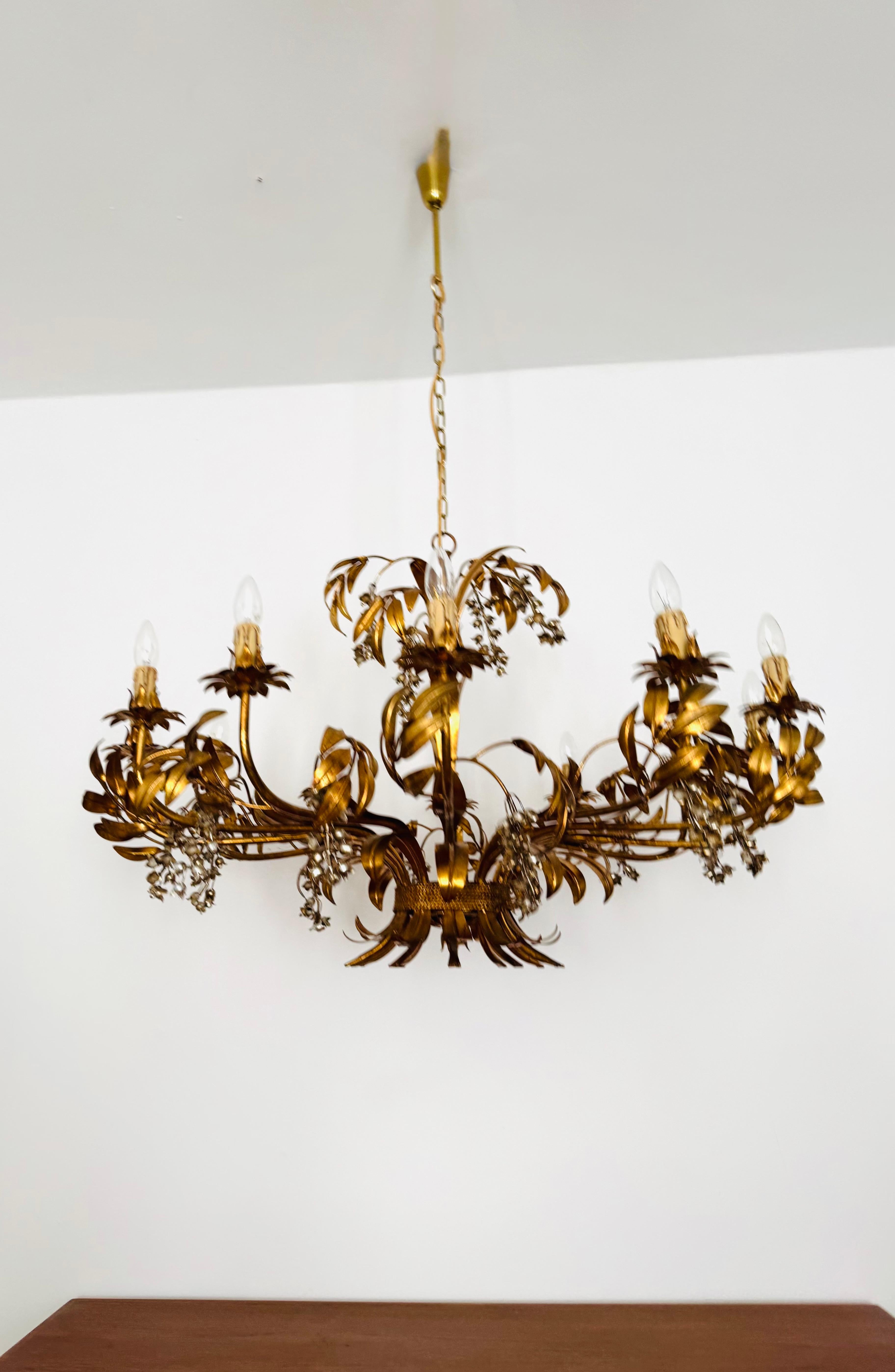 Italiano Grande lampadario italiano Hollywood Regency di Hans Kög in vendita